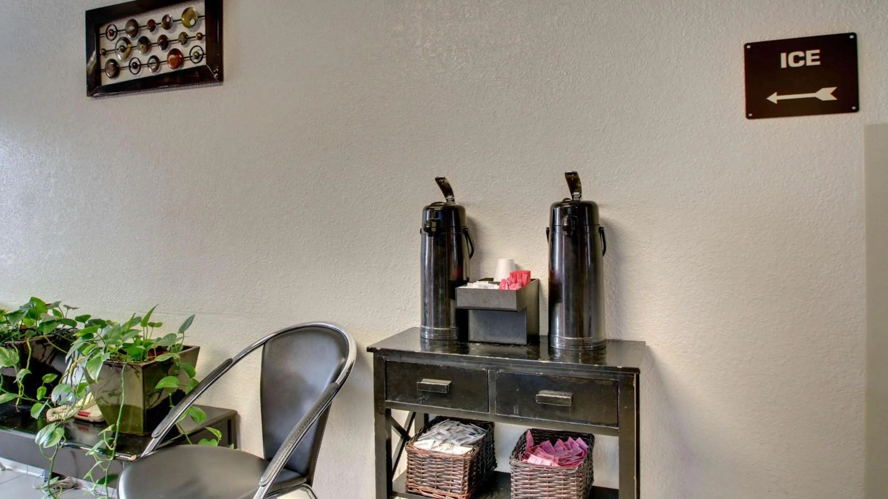 Restaurant/places to eat in Studio 6 Altoona, IA - Des Moines East