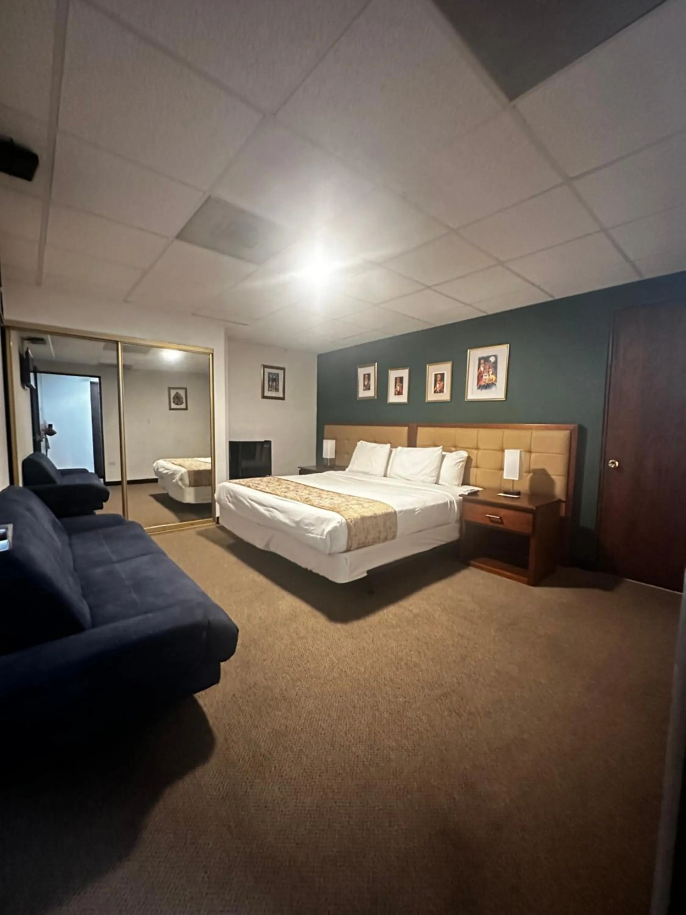 Bed in SJ SUITES HOTEL