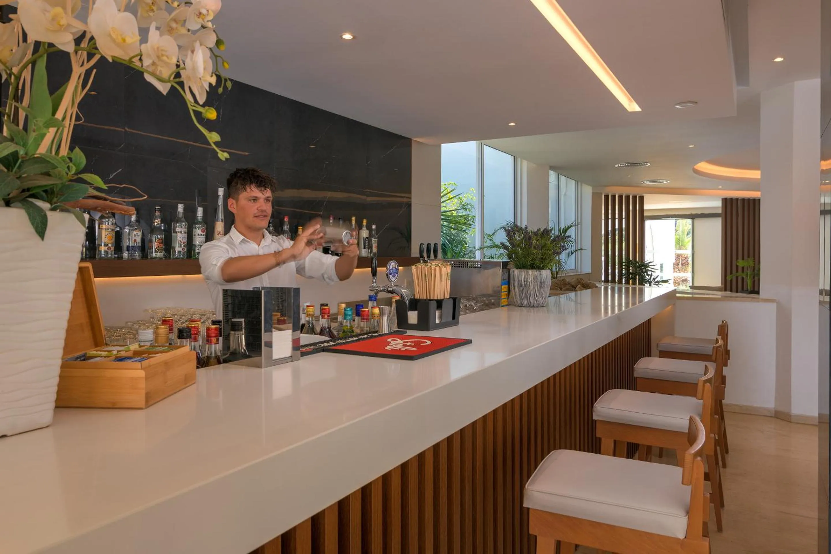 Lounge or bar in Hotel Niriides Beach