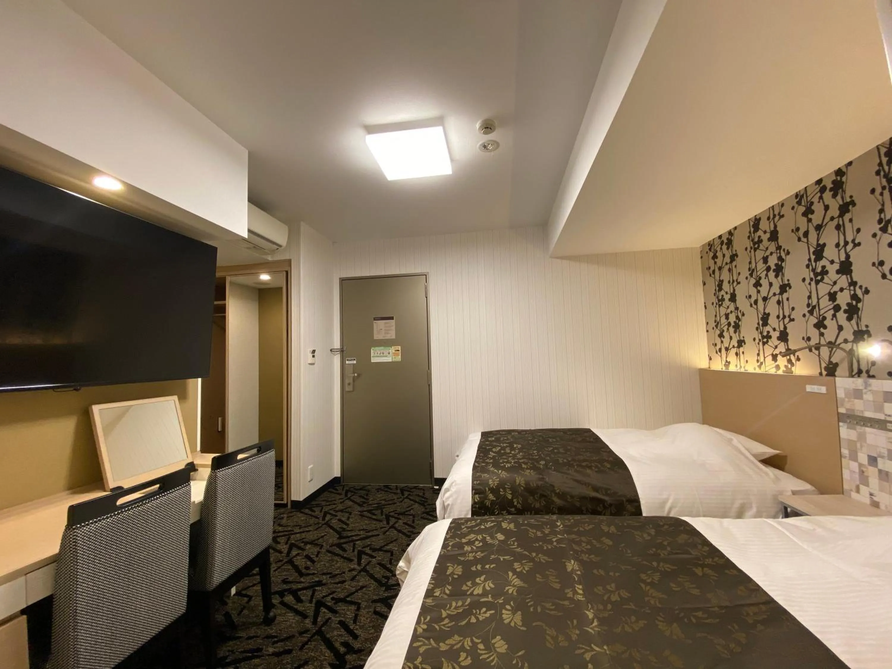 Photo of the whole room, Bed in APA Hotel Nagoya Fushimi Ekikita