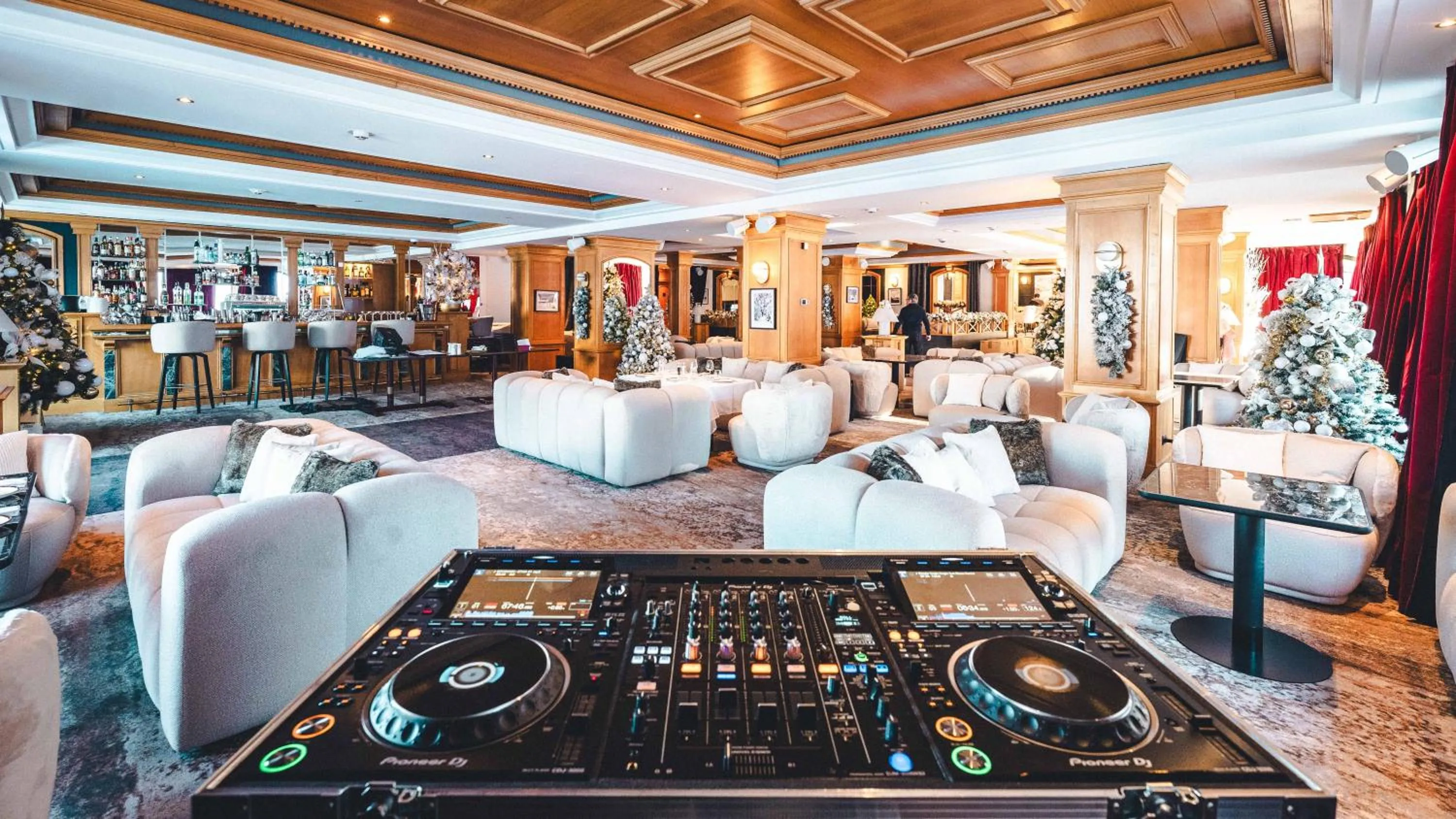 Communal lounge/ TV room in Hotel Carlina