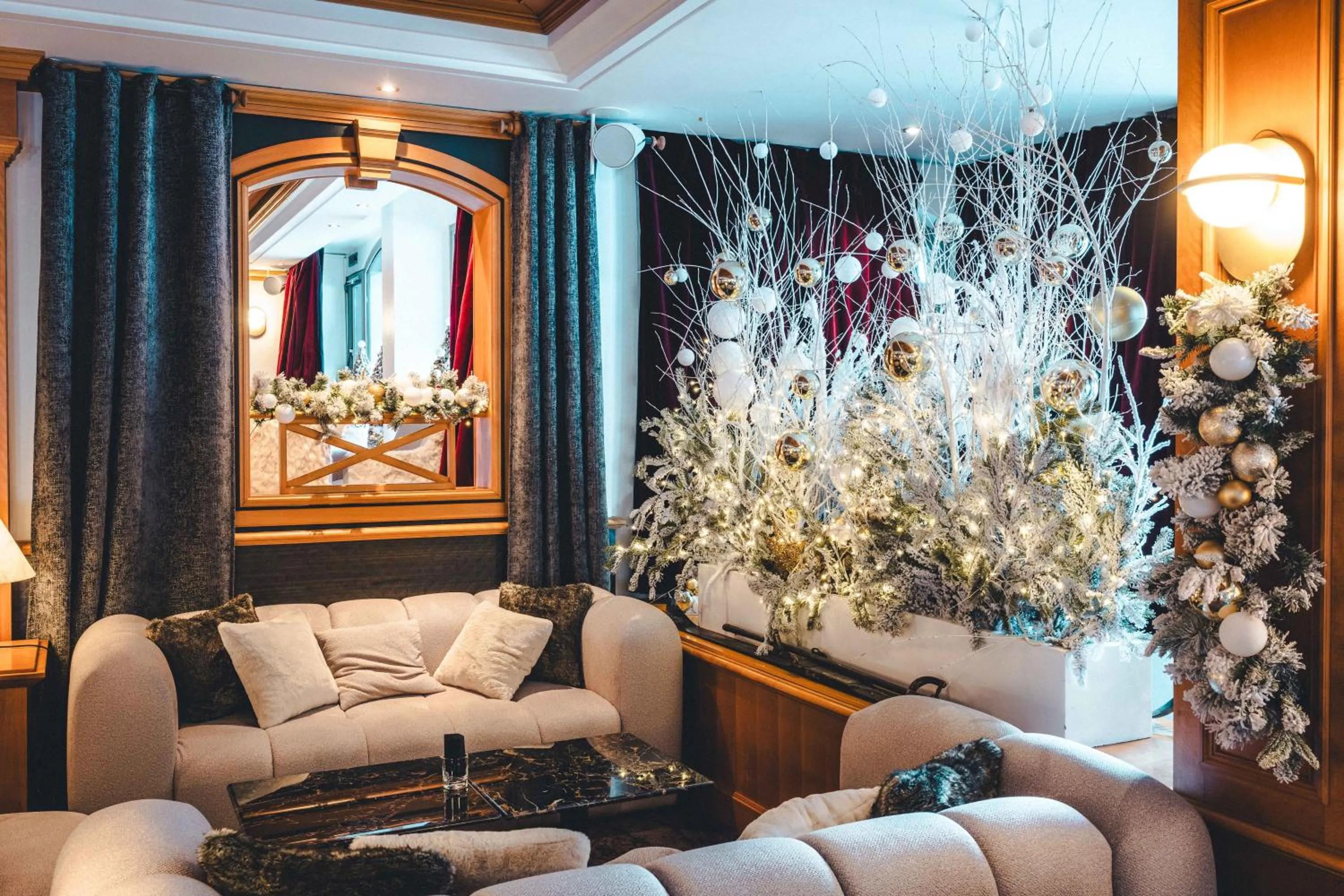 Communal lounge/ TV room in Hotel Carlina