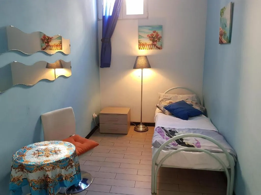 Single Room with Shared Bathroom in Family Hostel Milano