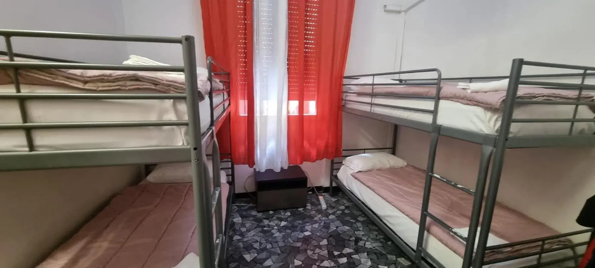 Bed in 6-Bed Mixed Dormitory Room in Family Hostel Milano Bed in 6-Bed Mixed Dormitory Room in Family Hostel Milano