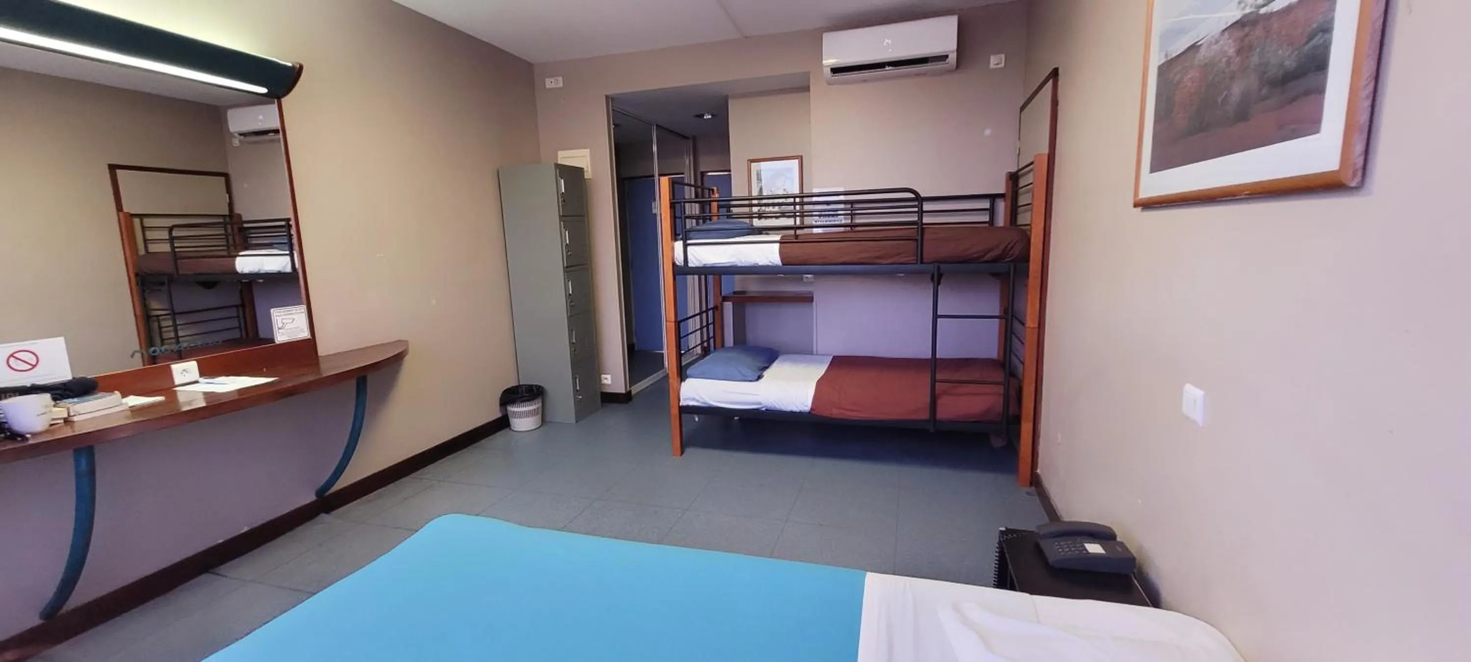 Single Bed in Female Dormitory Room in Auberge du MOCAMBO