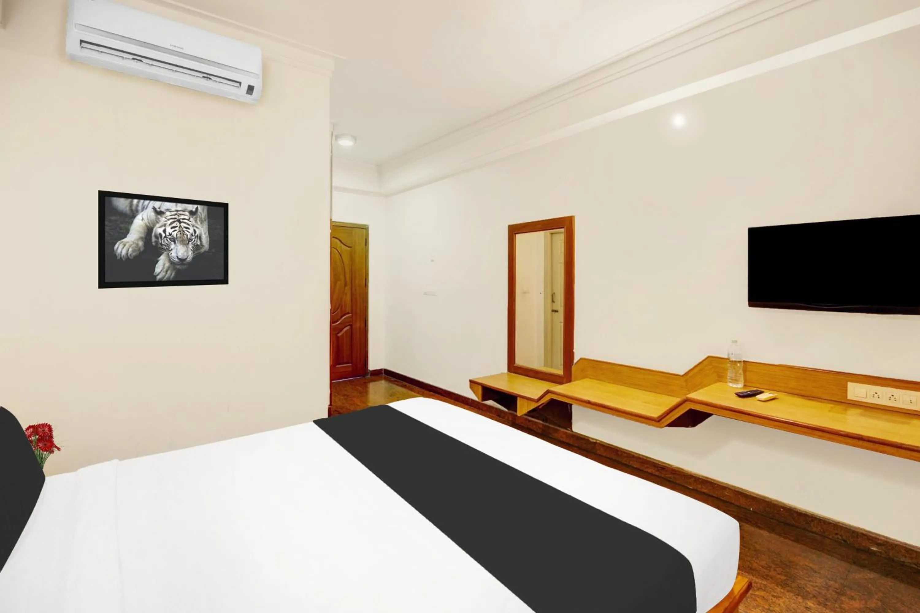 Bedroom, Bed in Super Townhouse Mysore City Centre Formerly Hotel Mahendra