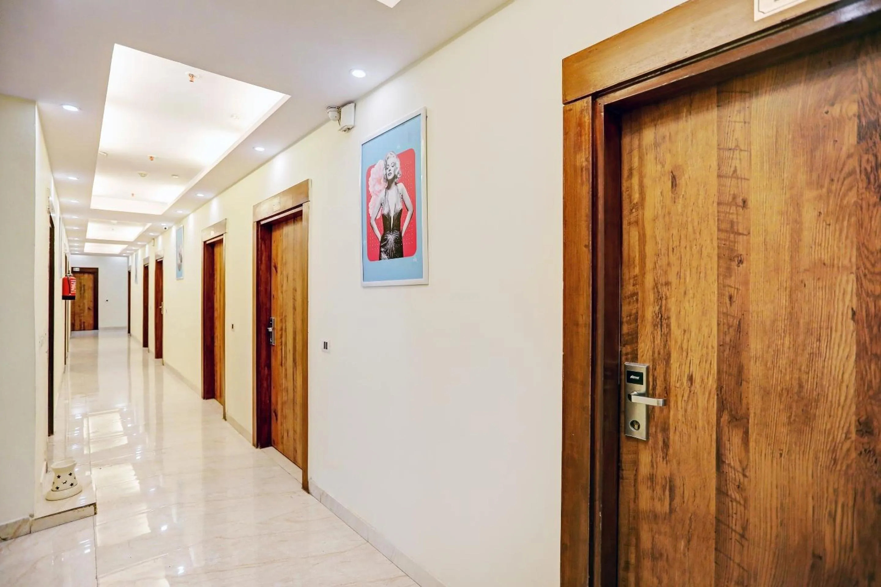 Lobby or reception in Super Townhouse Prakash continental Near Netaji Subhash Place Metro Station