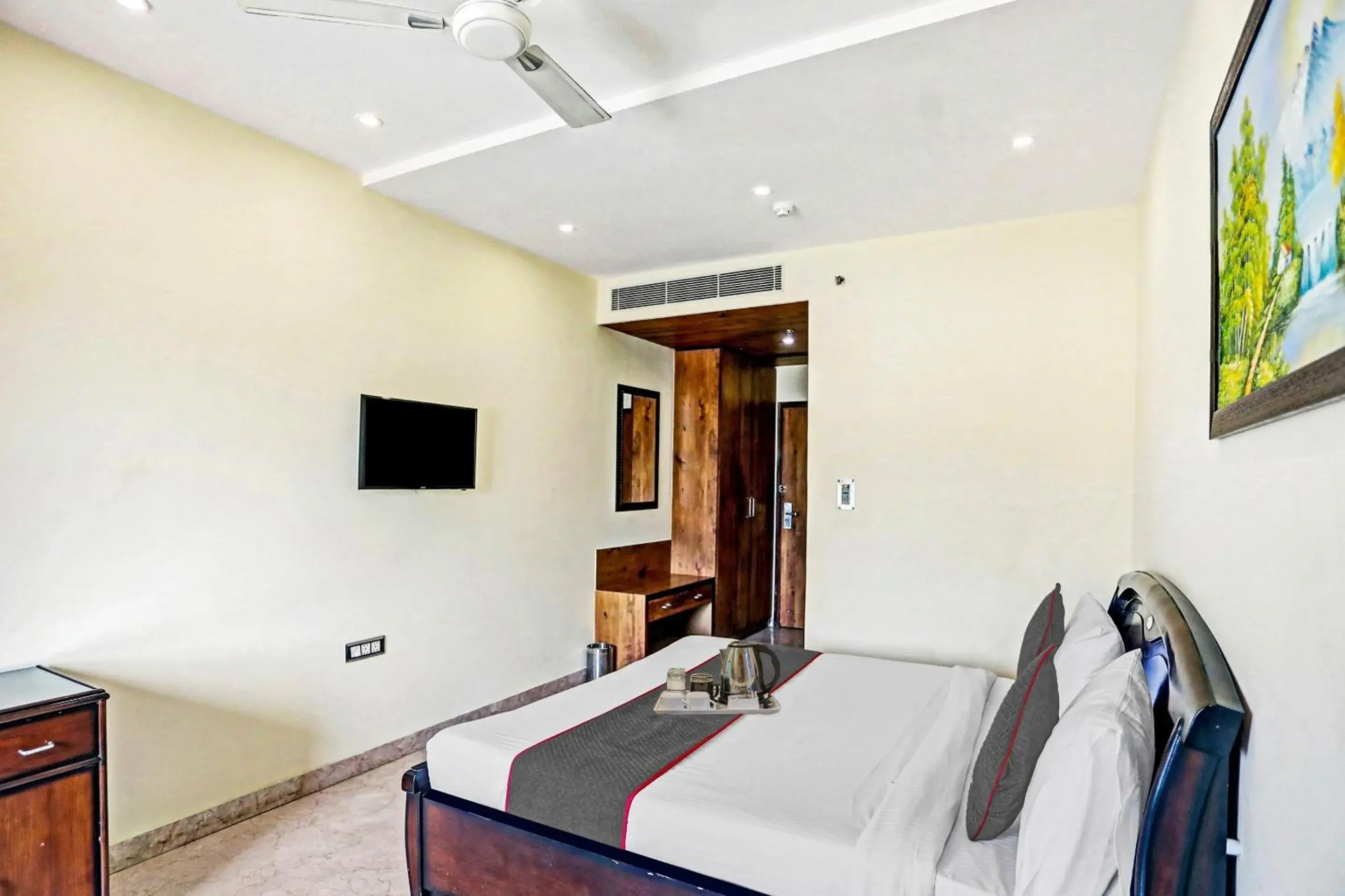 Standard Double Room - single occupancy in Super Townhouse Prakash continental Near Netaji Subhash Place Metro Station Standard Double Room - single occupancy in Super Townhouse Prakash continental Near Netaji Subhash Place Metro Station