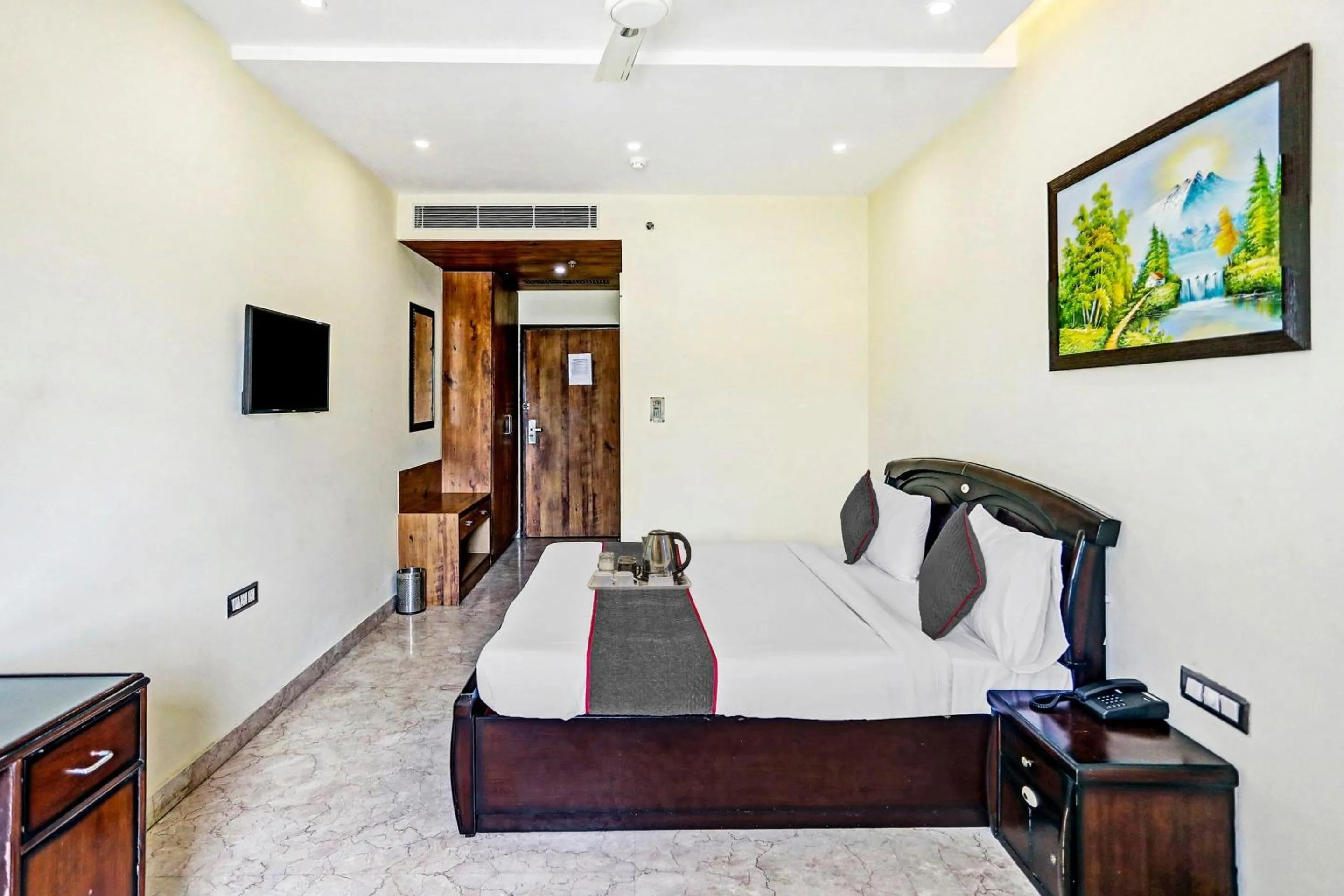 Bedroom, Bed in Super Townhouse Prakash continental Near Netaji Subhash Place Metro Station