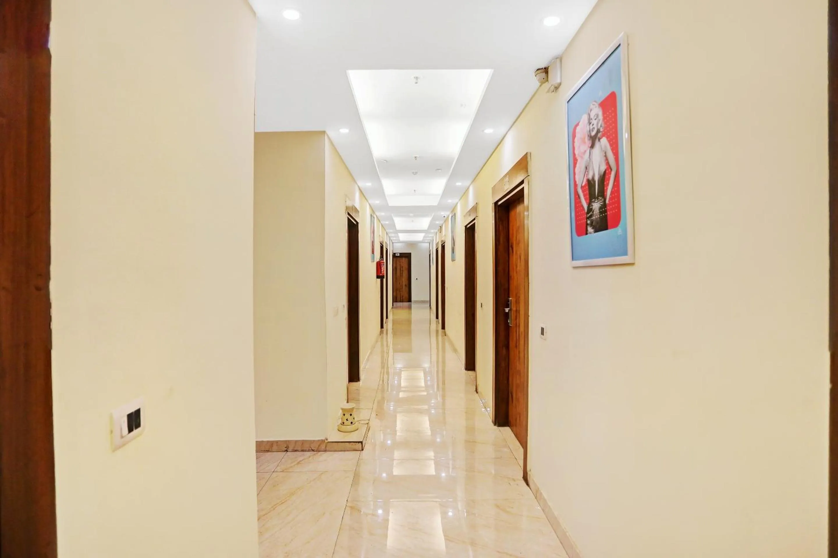 Lobby or reception in Super Townhouse Prakash continental Near Netaji Subhash Place Metro Station