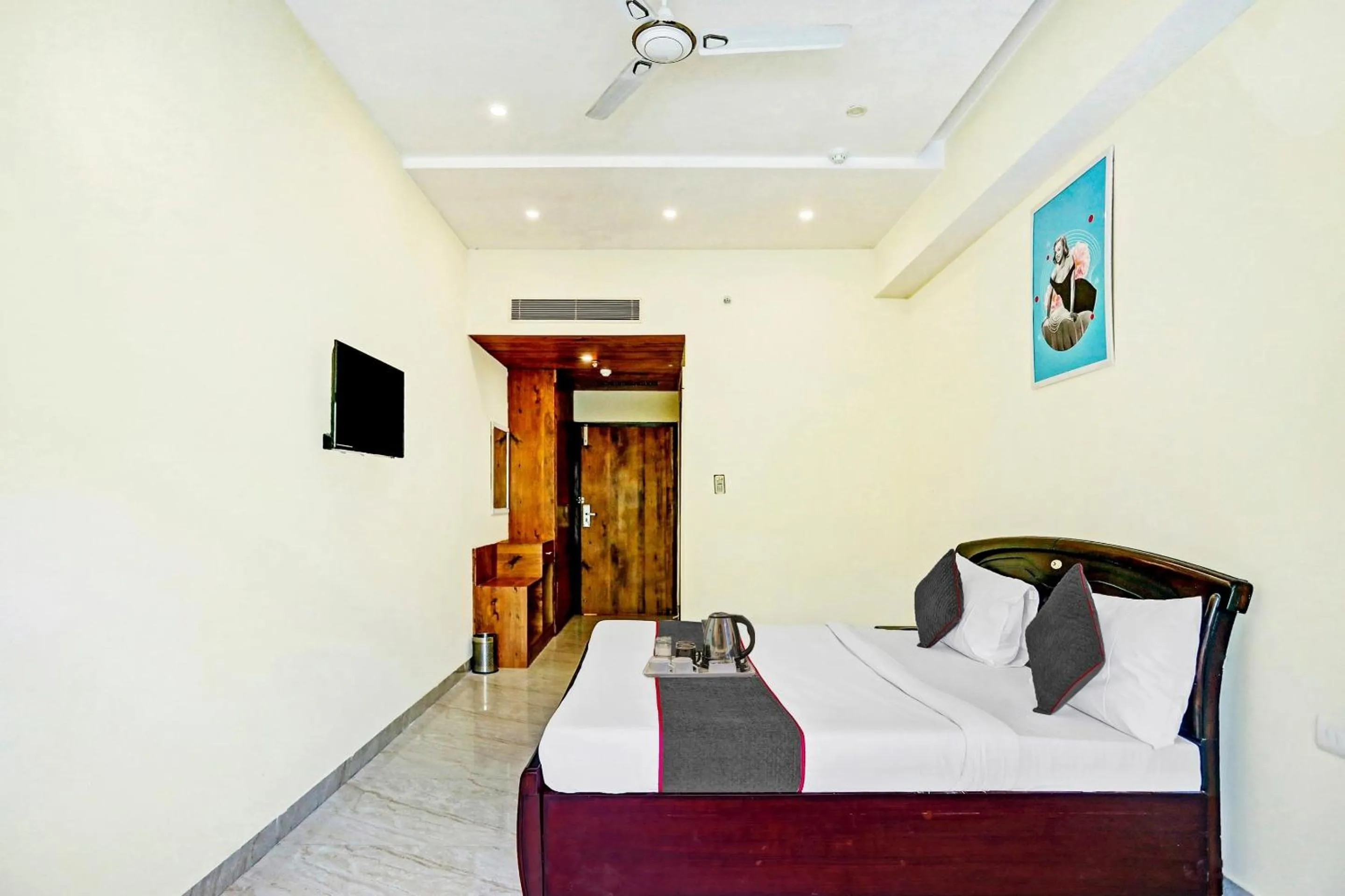 Bedroom, Bed in Super Townhouse Prakash continental Near Netaji Subhash Place Metro Station