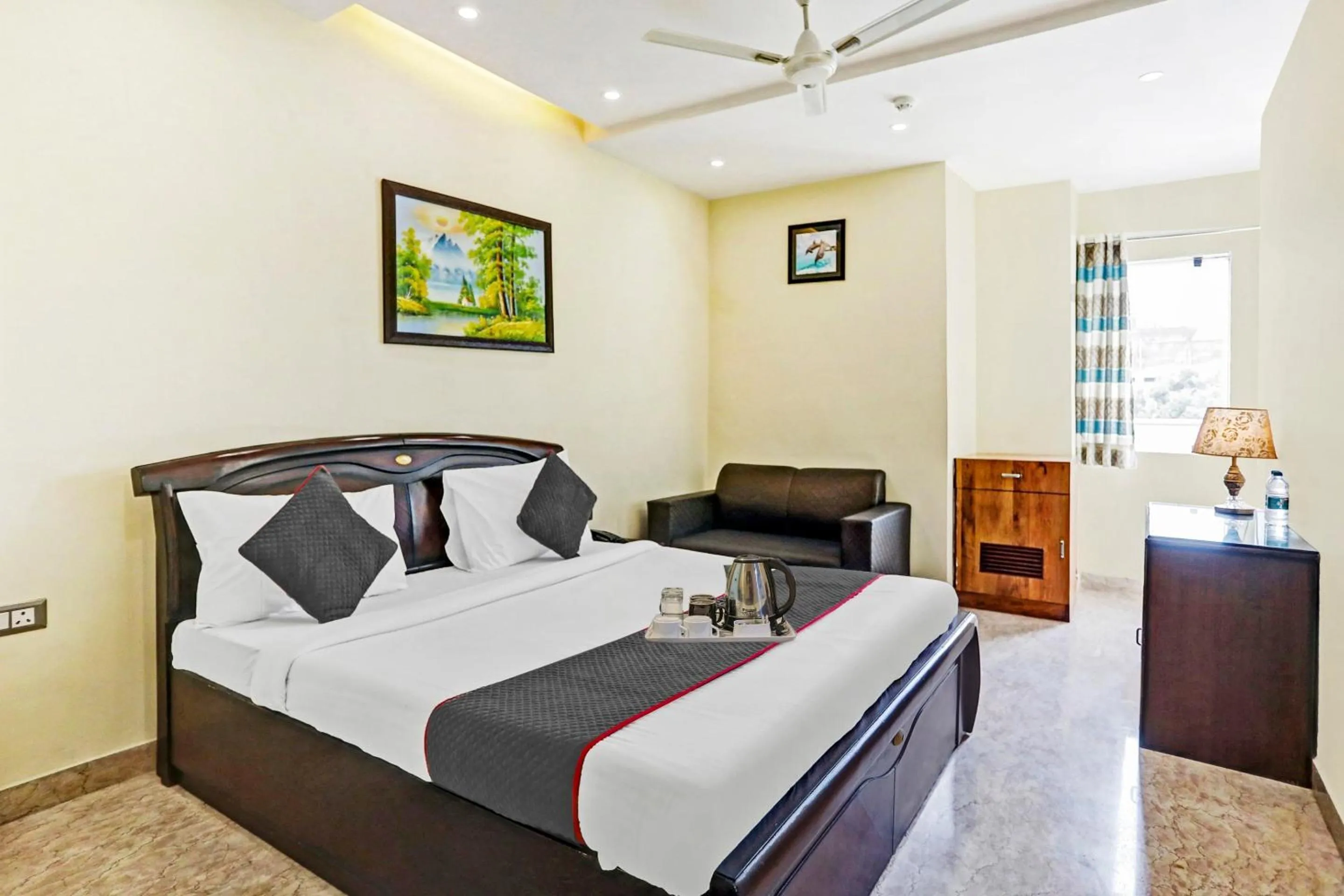 Bathroom, Bed in Super Townhouse Prakash continental Near Netaji Subhash Place Metro Station
