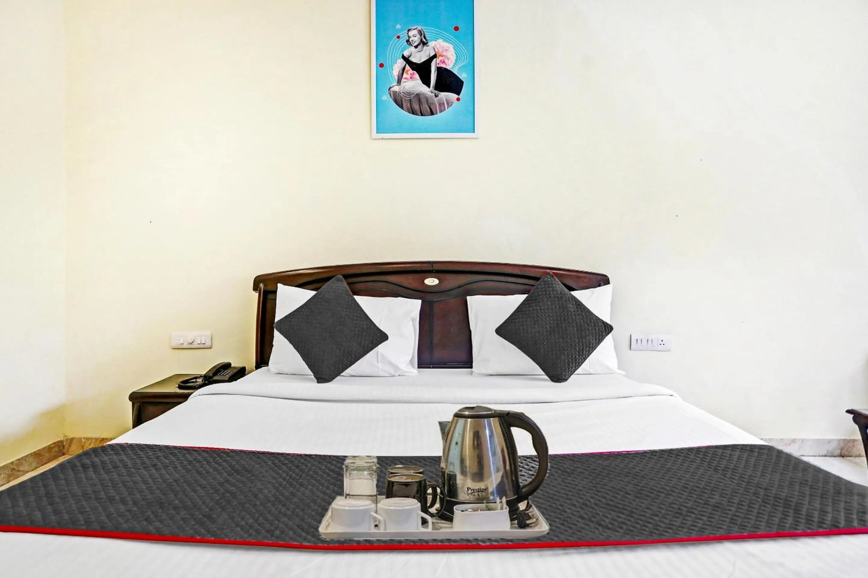 Bedroom, Bed in Super Townhouse Prakash continental Near Netaji Subhash Place Metro Station