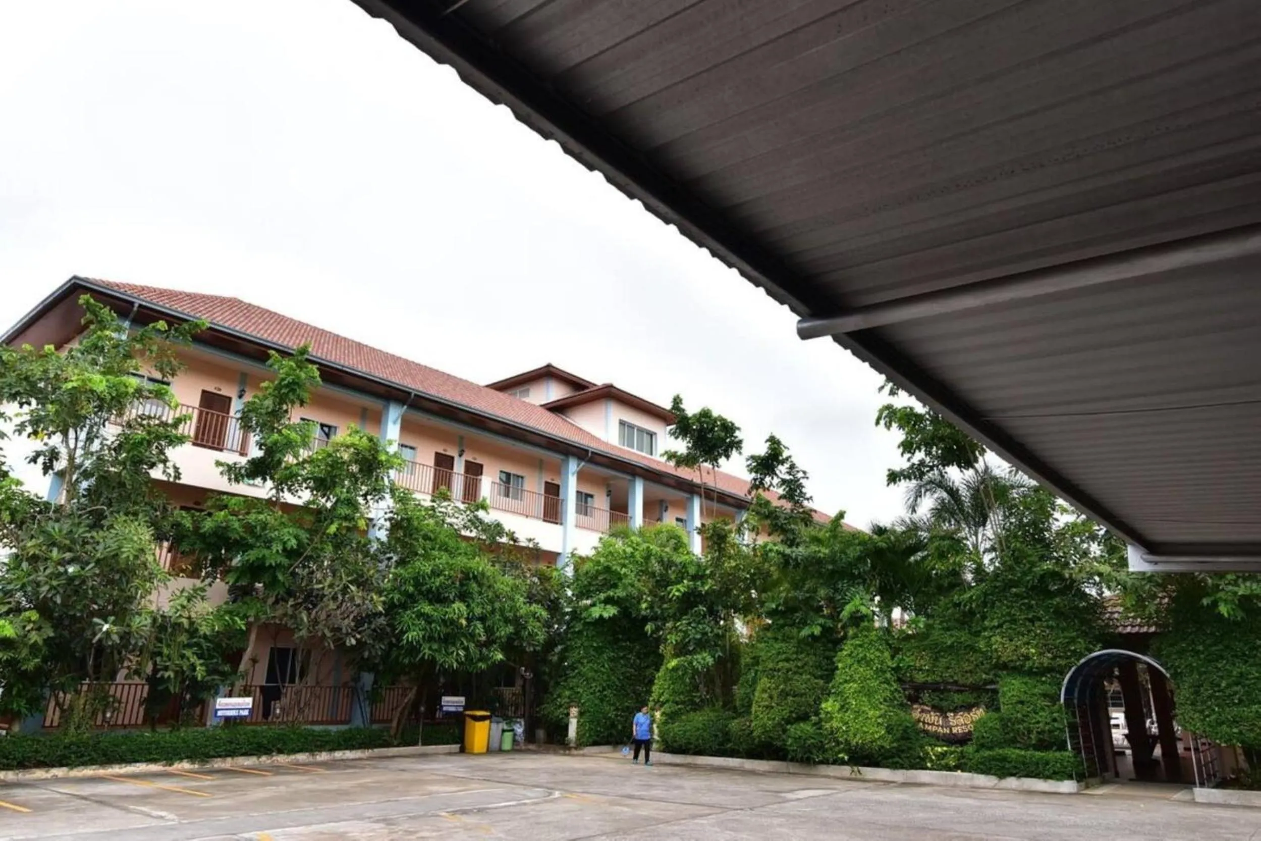 Property building in Ampan Resort & Apartment