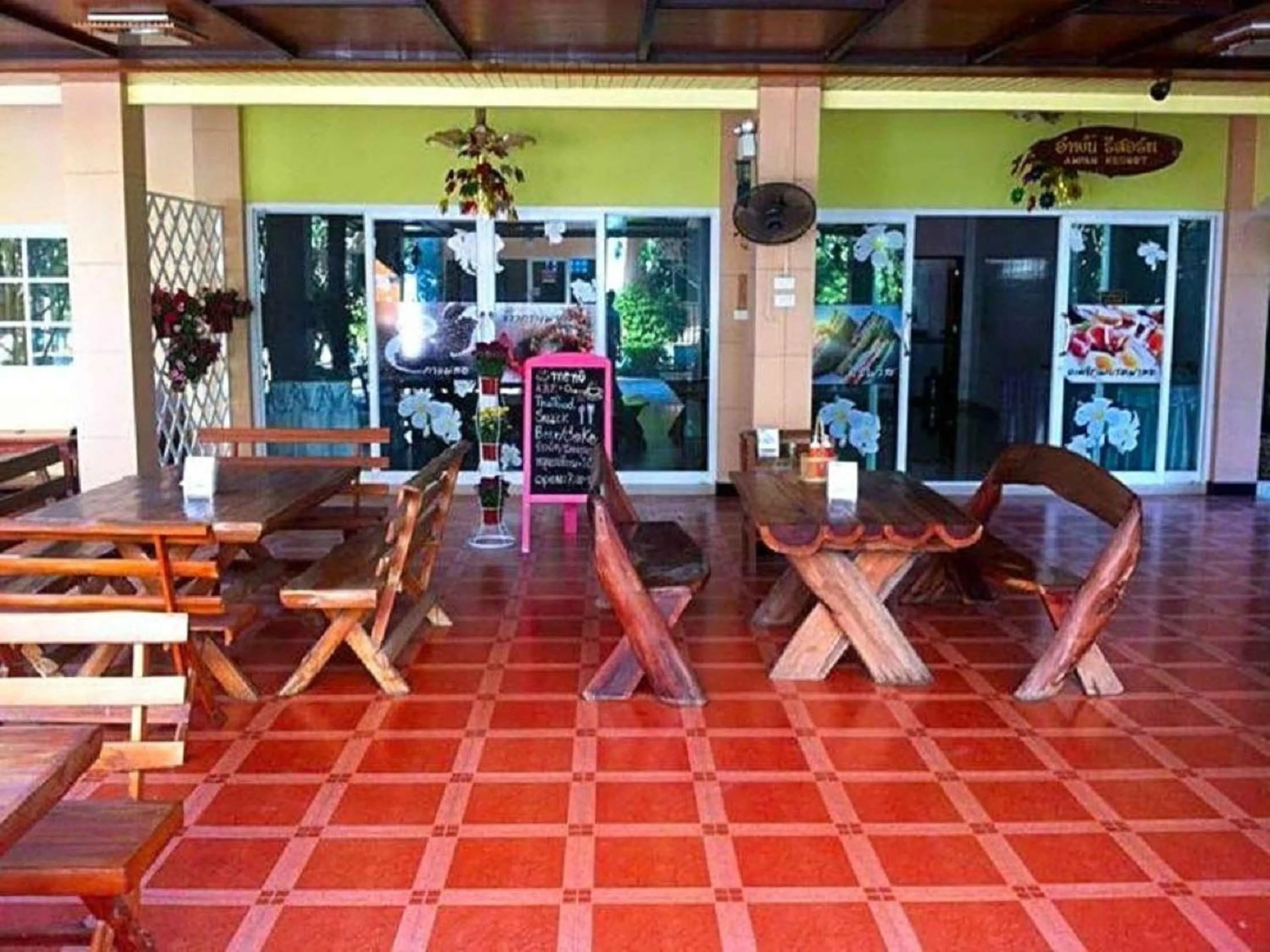 Restaurant/places to eat in Ampan Resort & Apartment