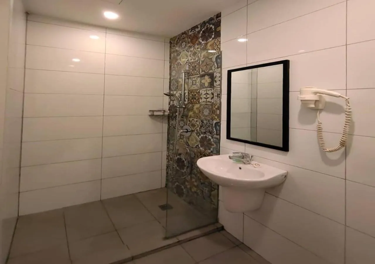 Toilet in CAPITAL EXPRESS