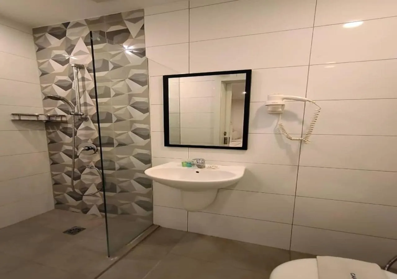 Toilet in CAPITAL EXPRESS