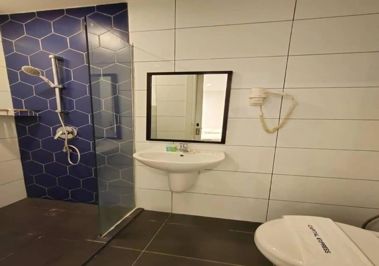 Toilet in CAPITAL EXPRESS