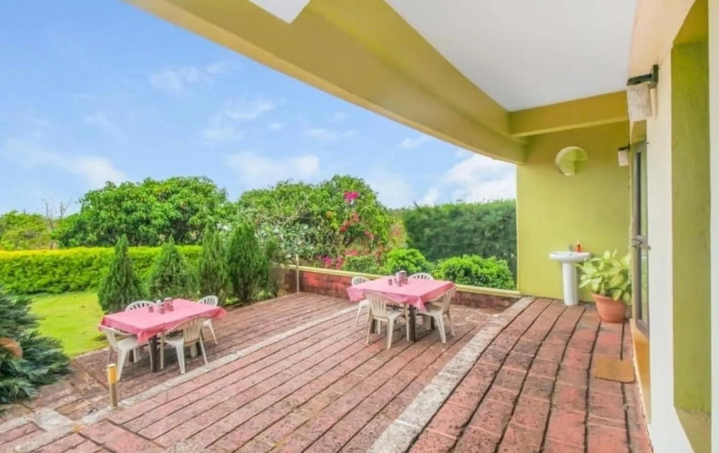 Restaurant/places to eat in Kokanwadi Resort