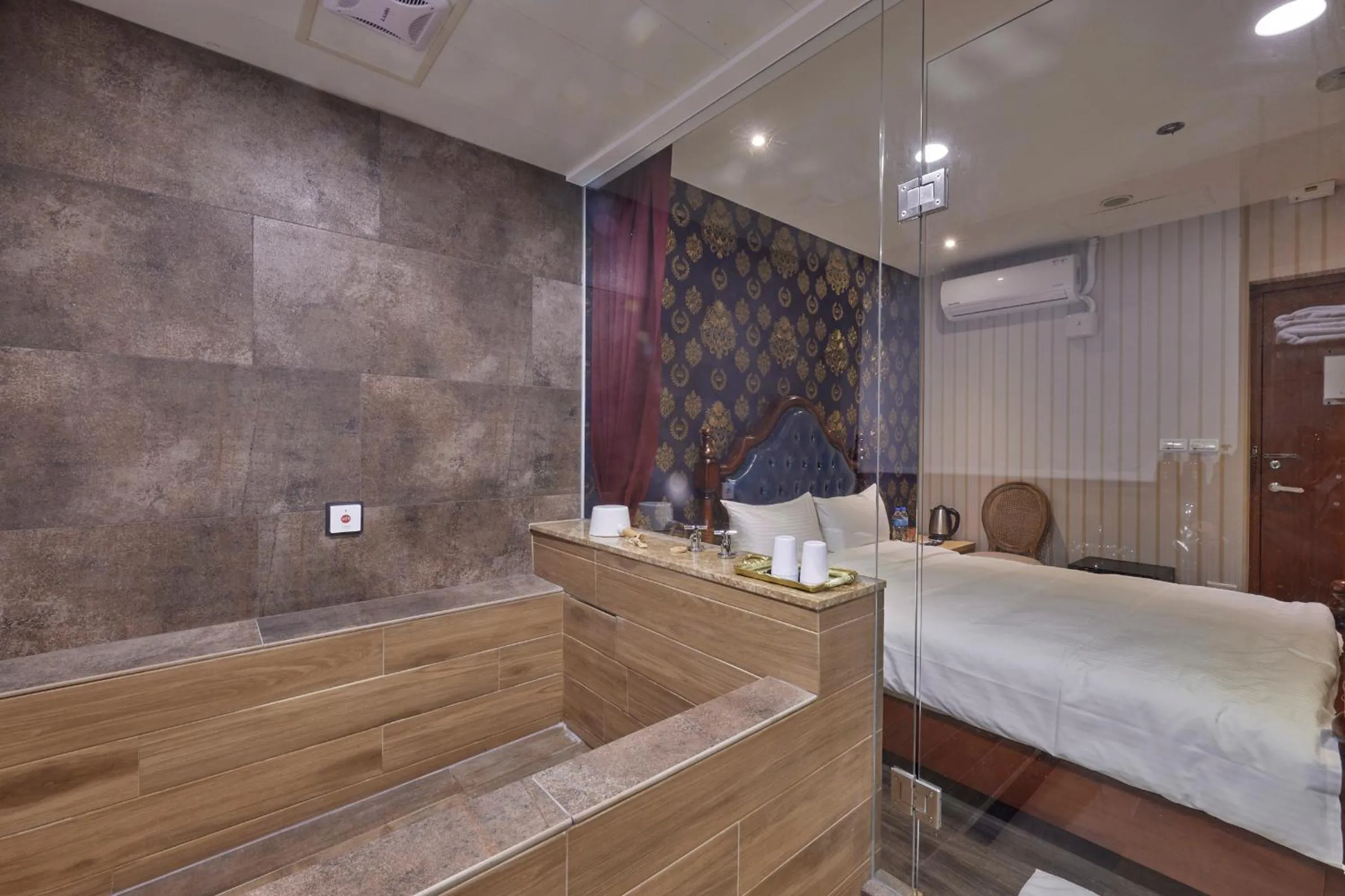 Bed in Kyokusui Hotspring Hotel