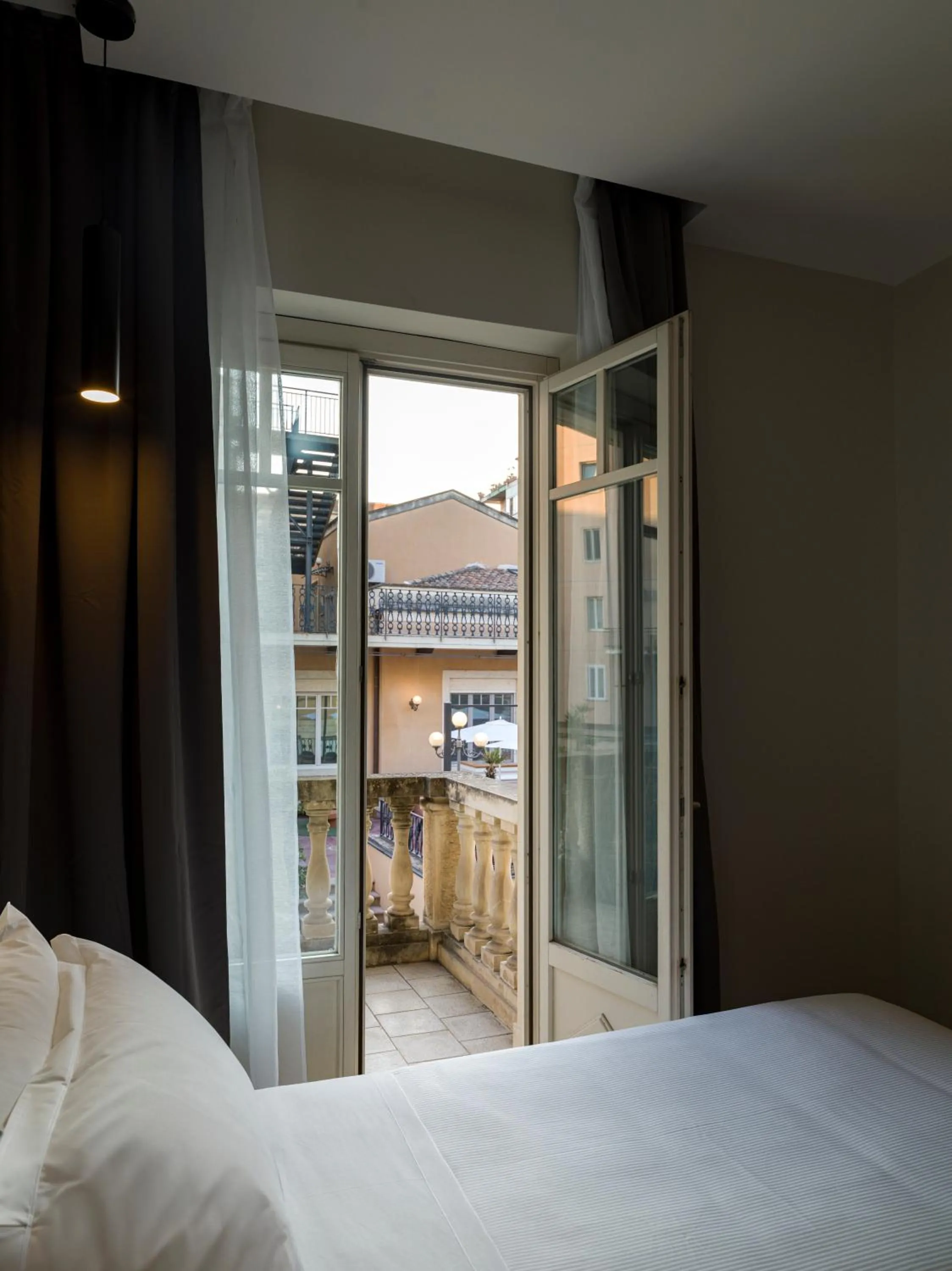 Balcony/Terrace, Bed in UNA Hotels One Catania