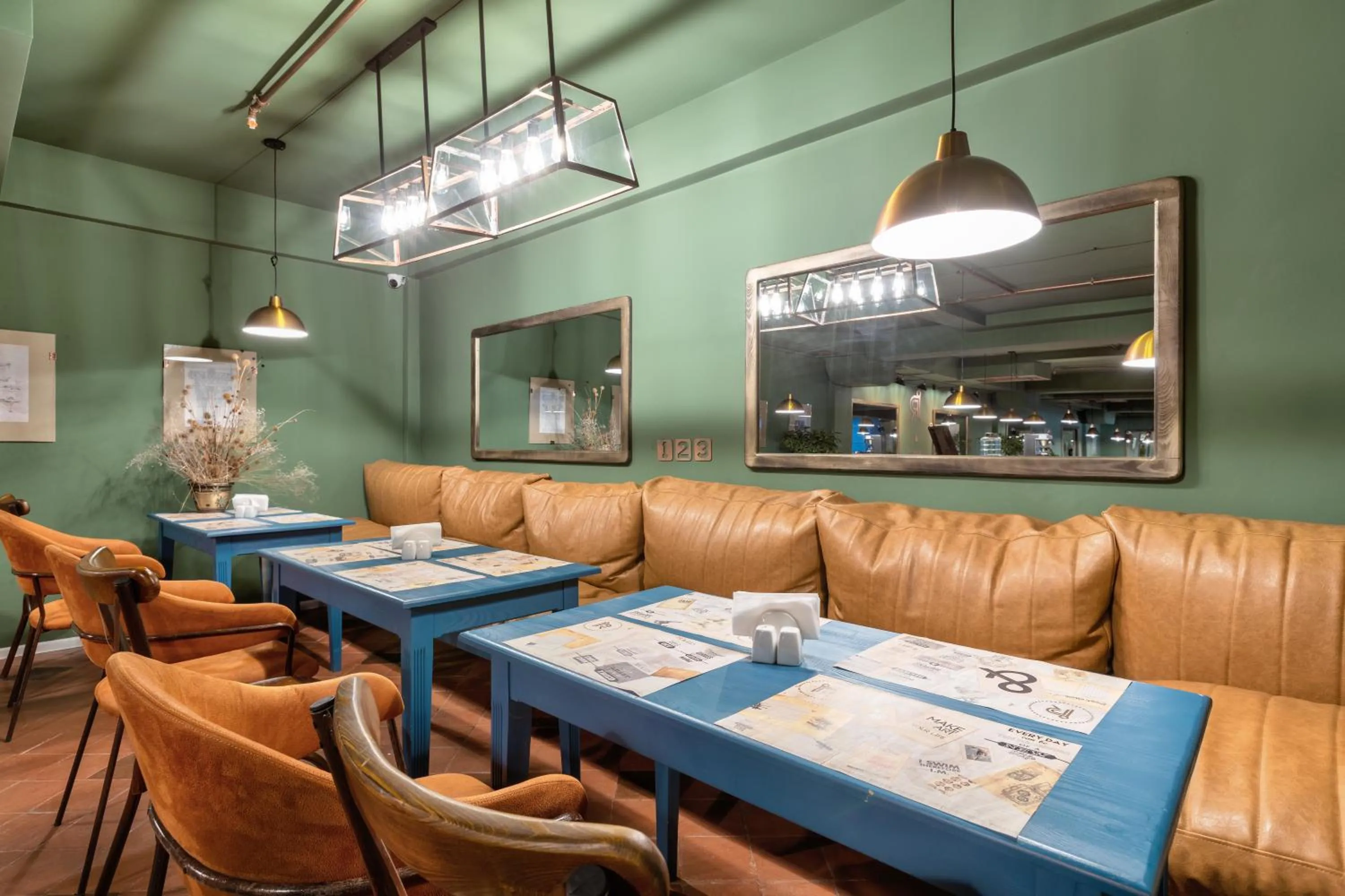 Restaurant/places to eat in Raimond Palace Hotel