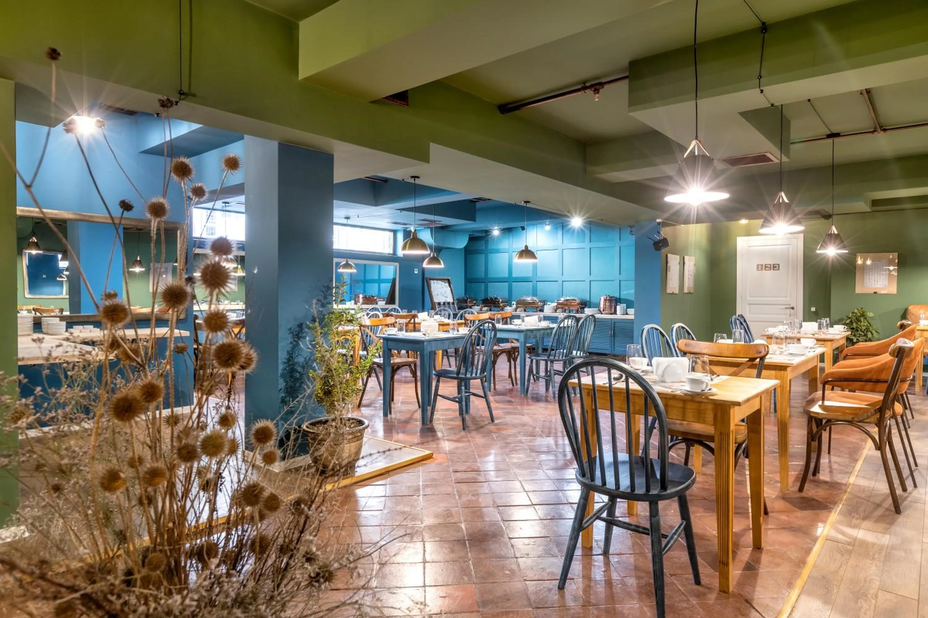 Restaurant/places to eat in Raimond Palace Hotel