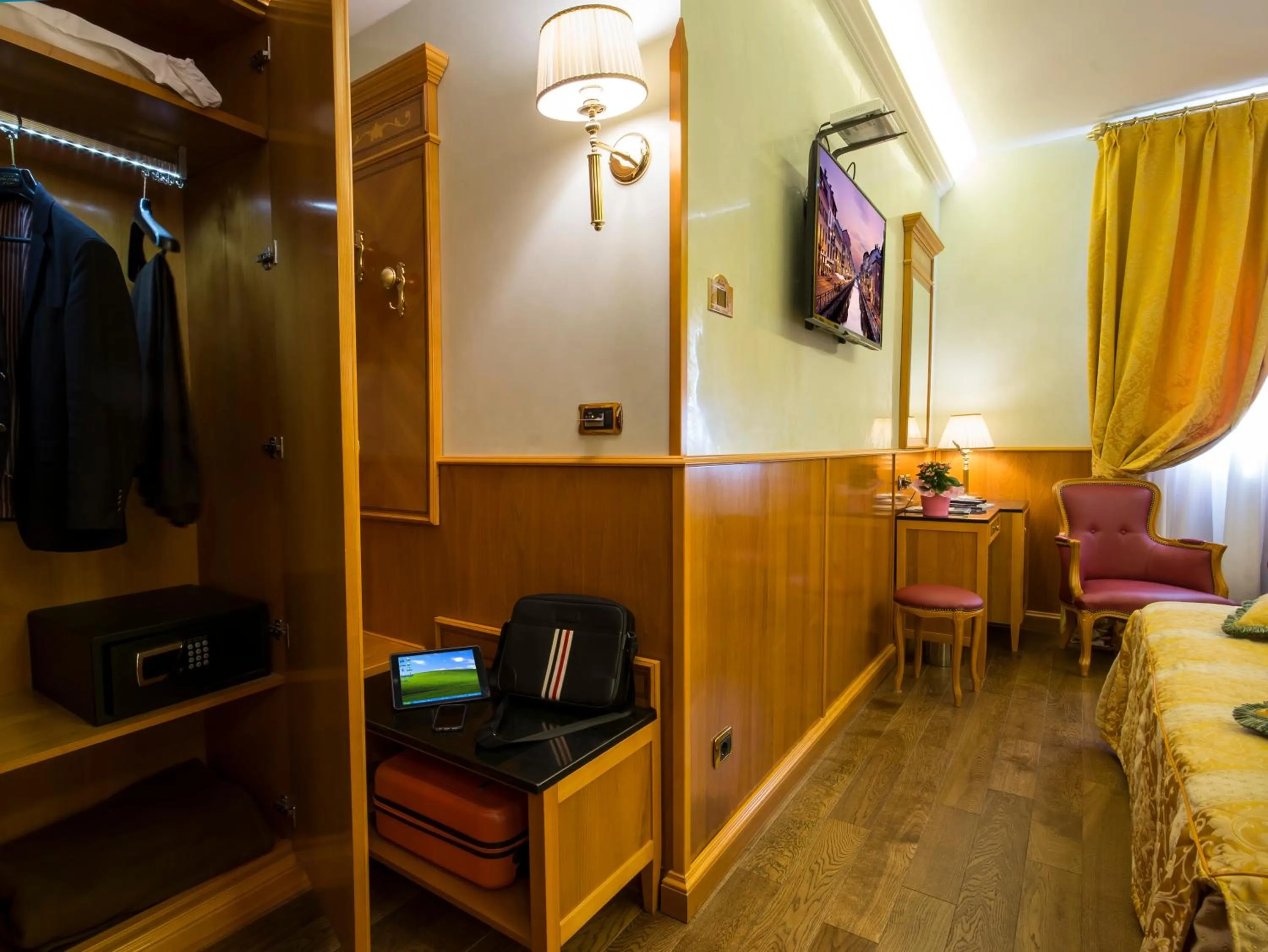 Decorative detail, Bed in Hotel Vittoria