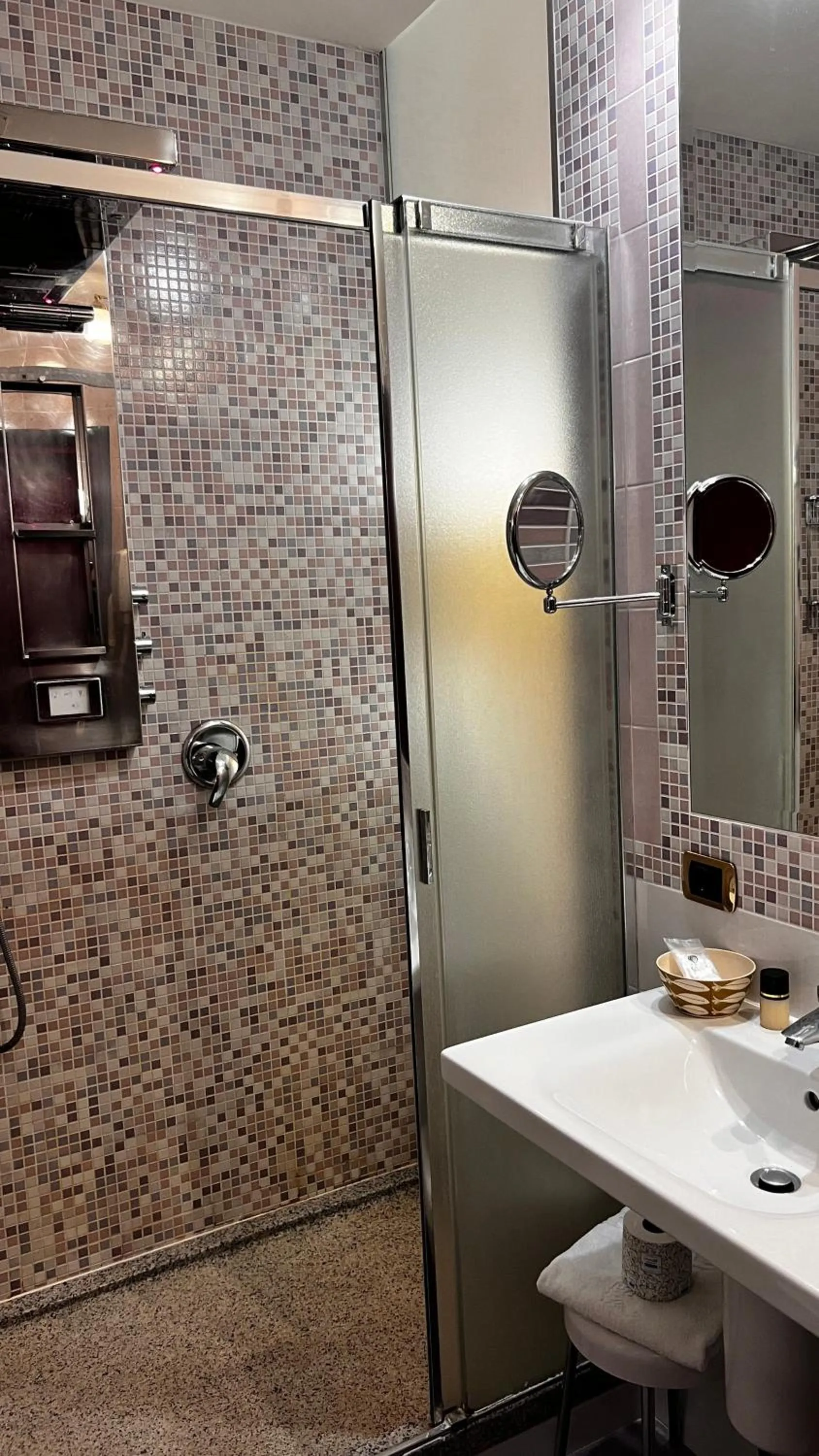 Shower in Hotel Vittoria