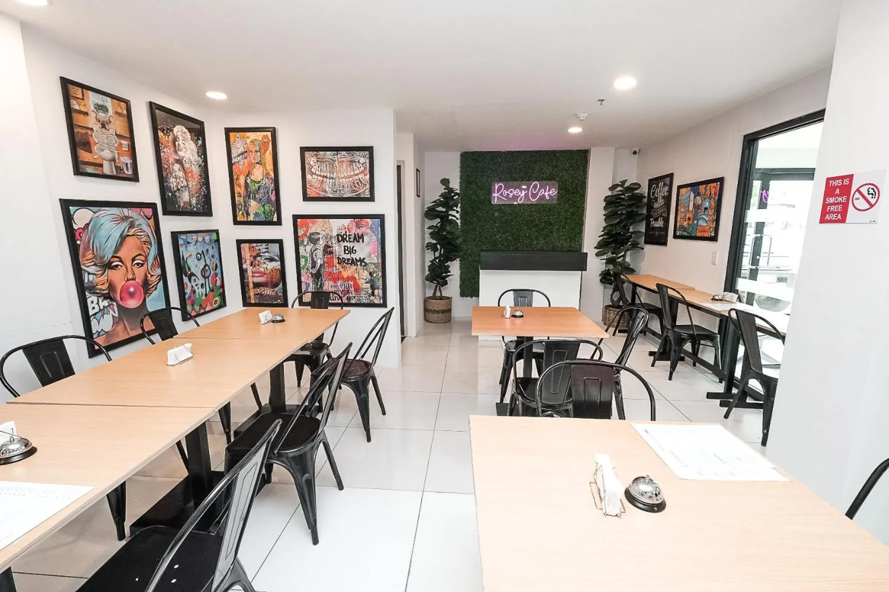 Restaurant/places to eat in Rosey Hotel