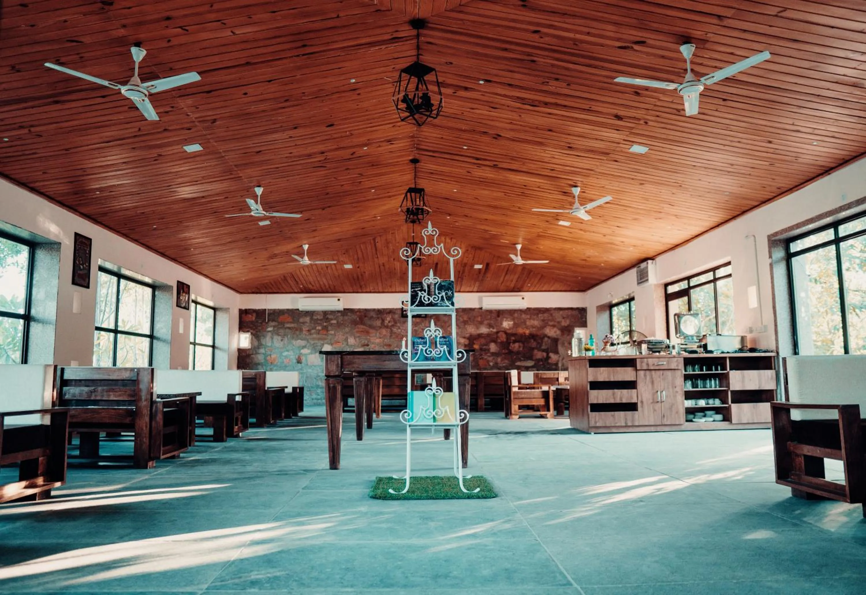 Restaurant/places to eat in The HighGarden Resort