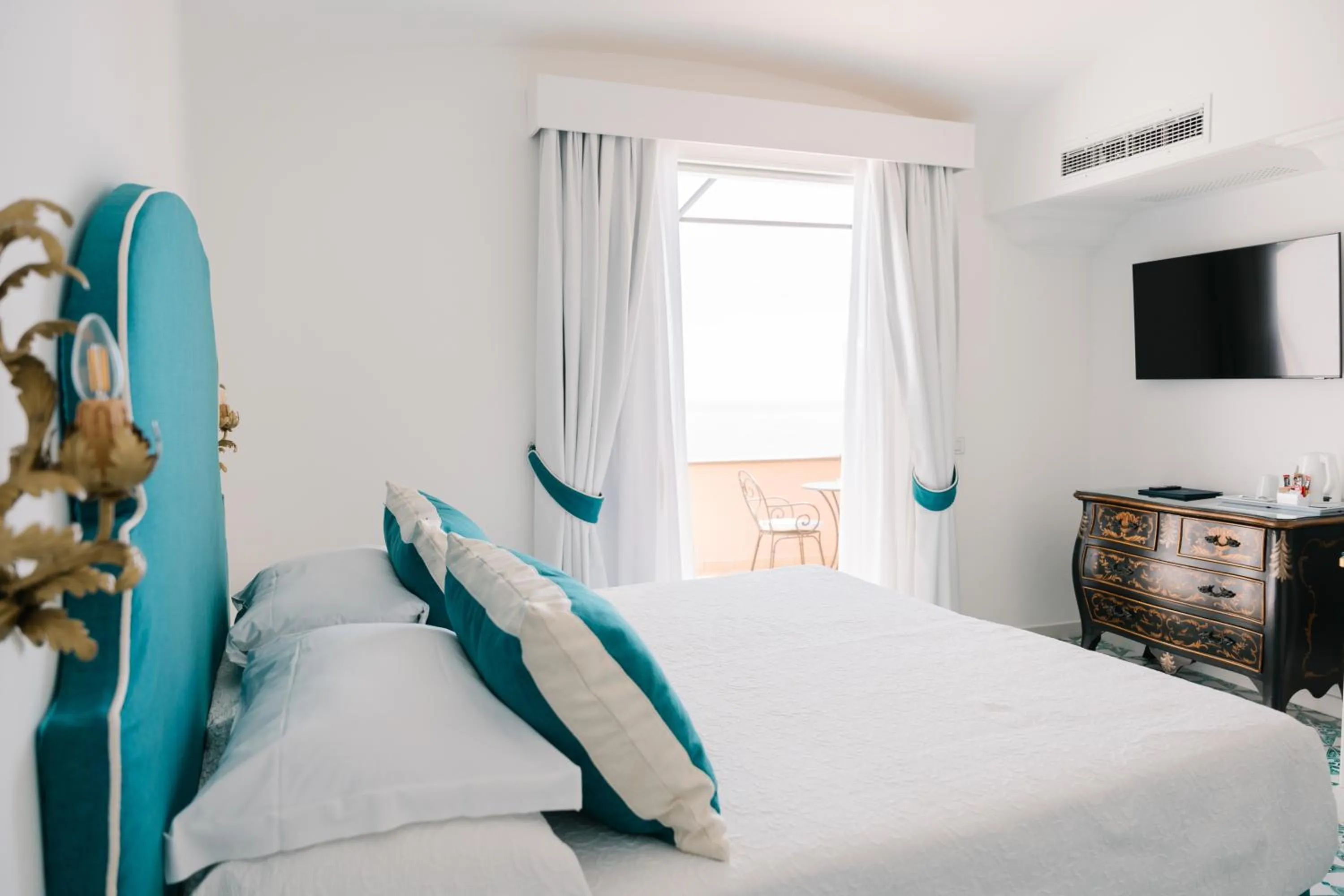 Communal lounge/ TV room, Bed in Hotel Conca d'Oro