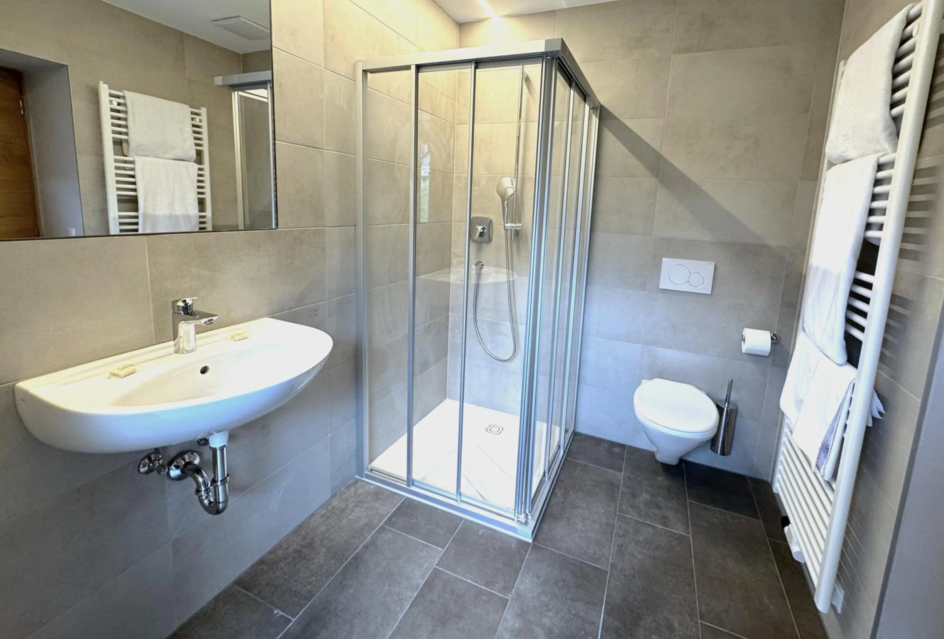 Shower in Glacier Rock guesthouse ex Pension Dangl