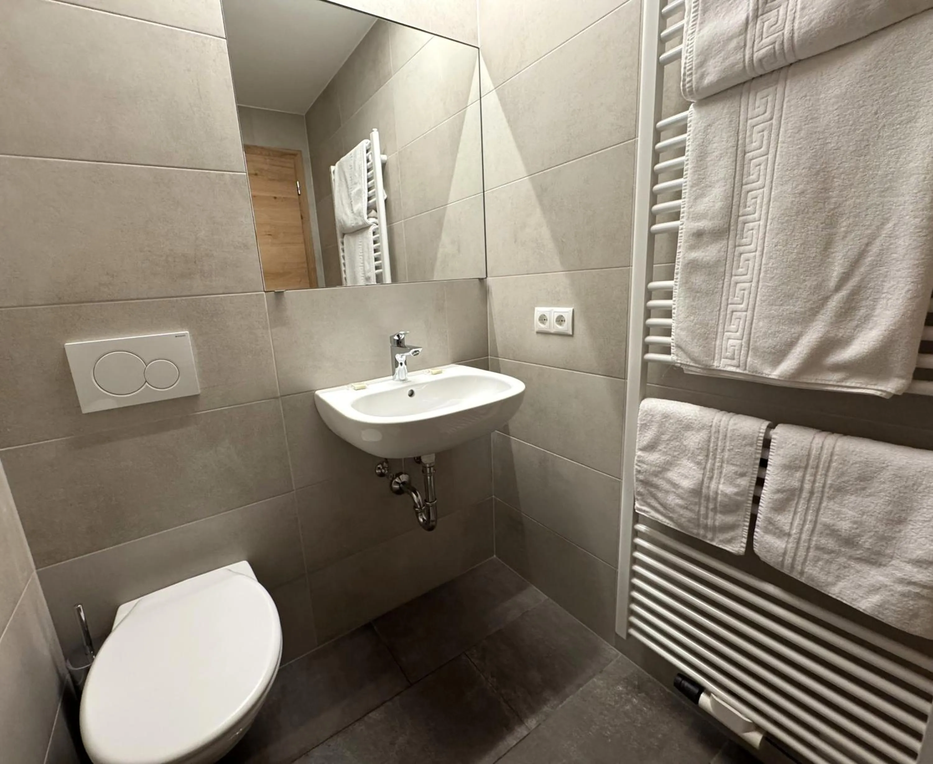 Shower in Glacier Rock guesthouse ex Pension Dangl