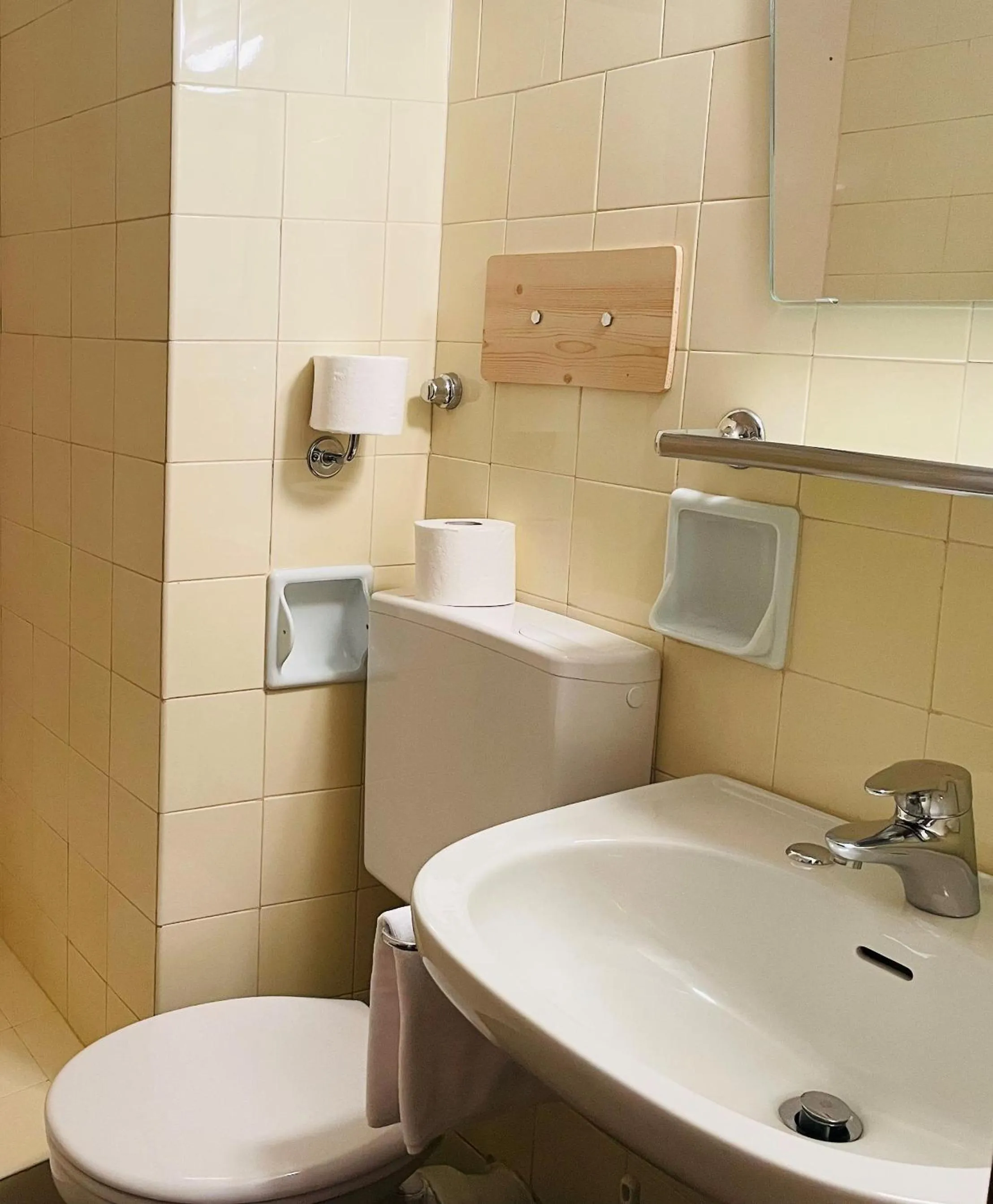 Bathroom in Glacier Rock guesthouse ex Pension Dangl