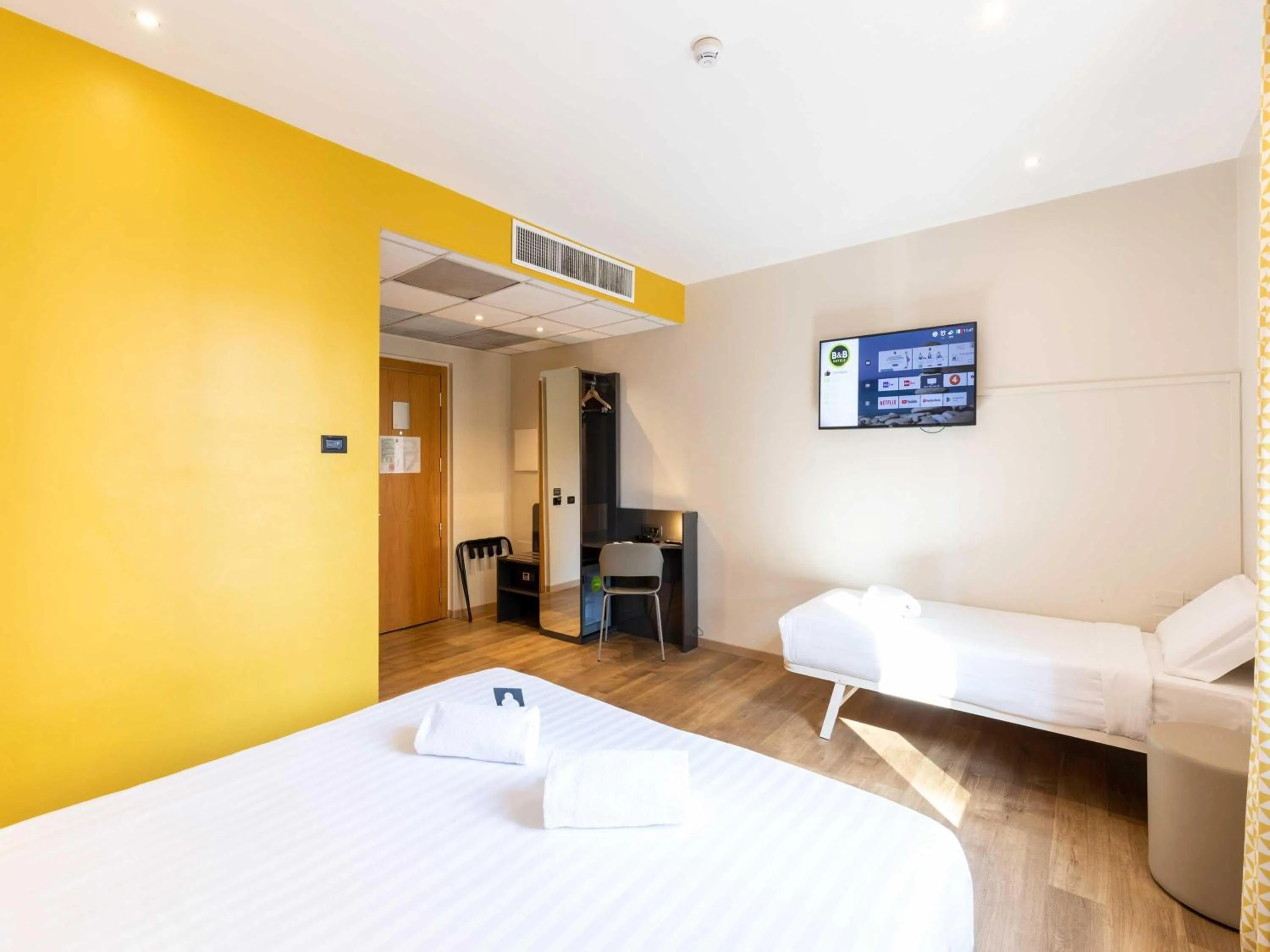 Photo of the whole room, Bed in B&B Hotel Roma Tuscolana San Giovanni