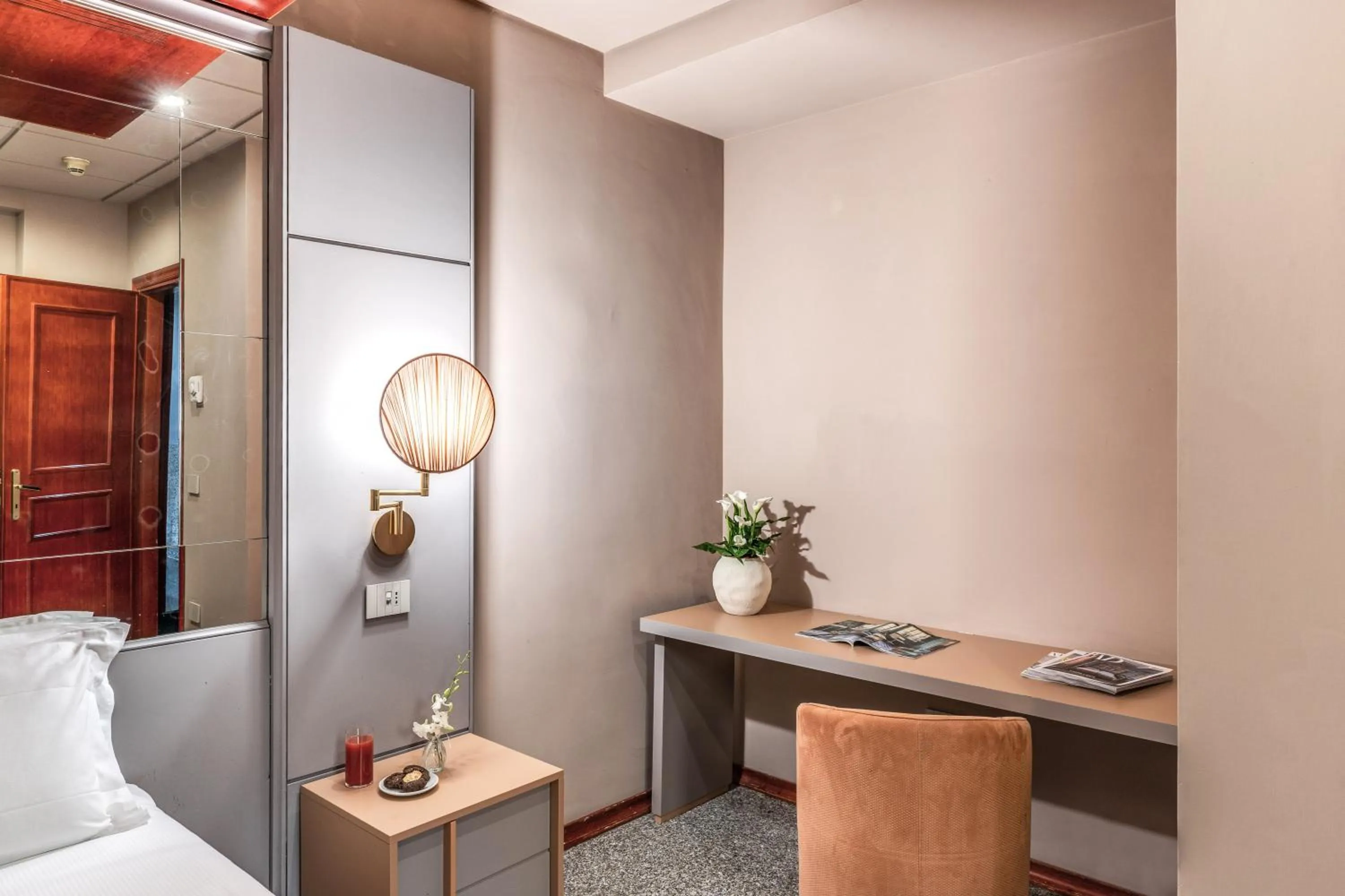 Photo of the whole room, Bed in Madison Hotel