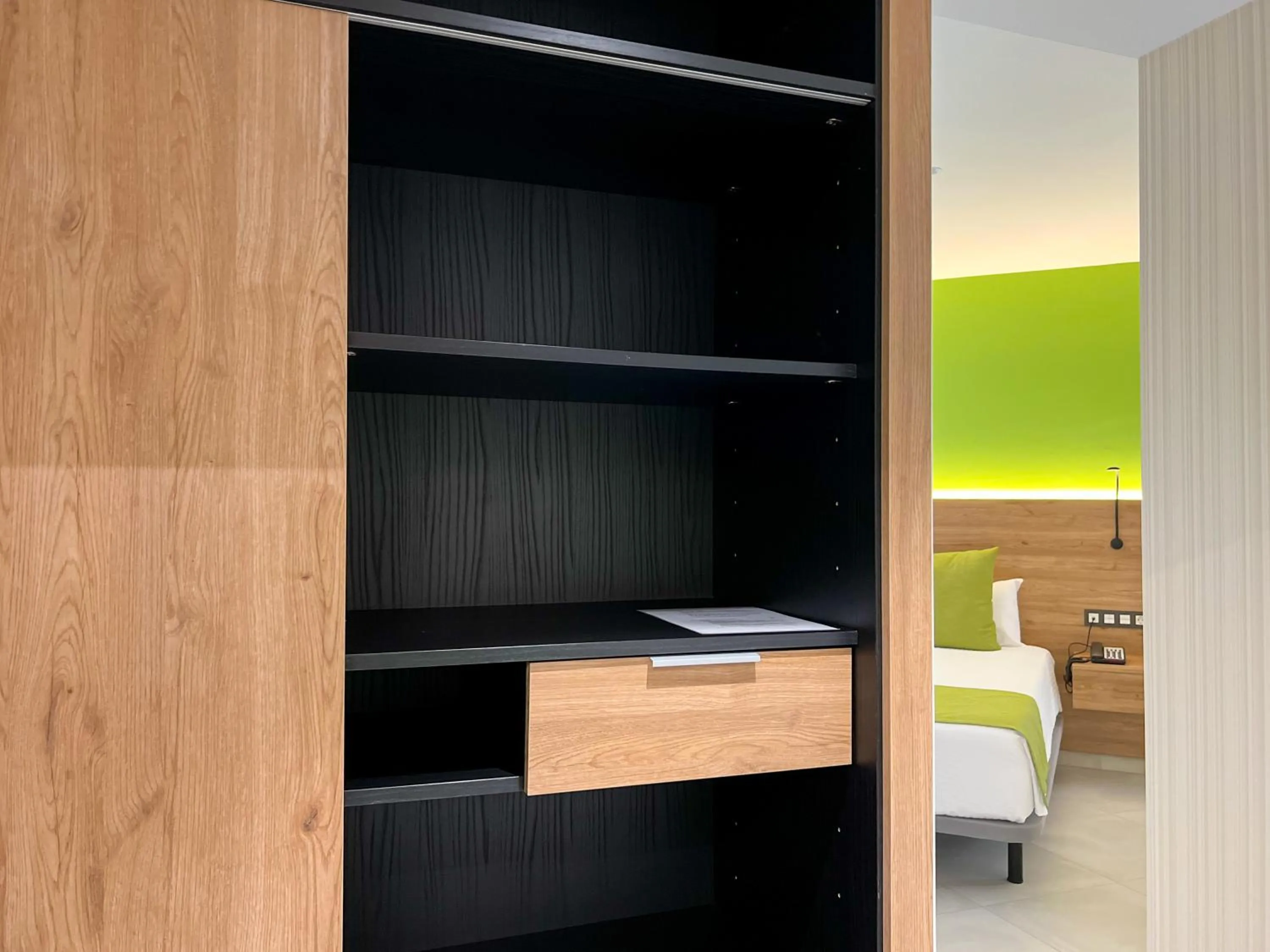 wardrobe, Bed in Hotel MG Poniente