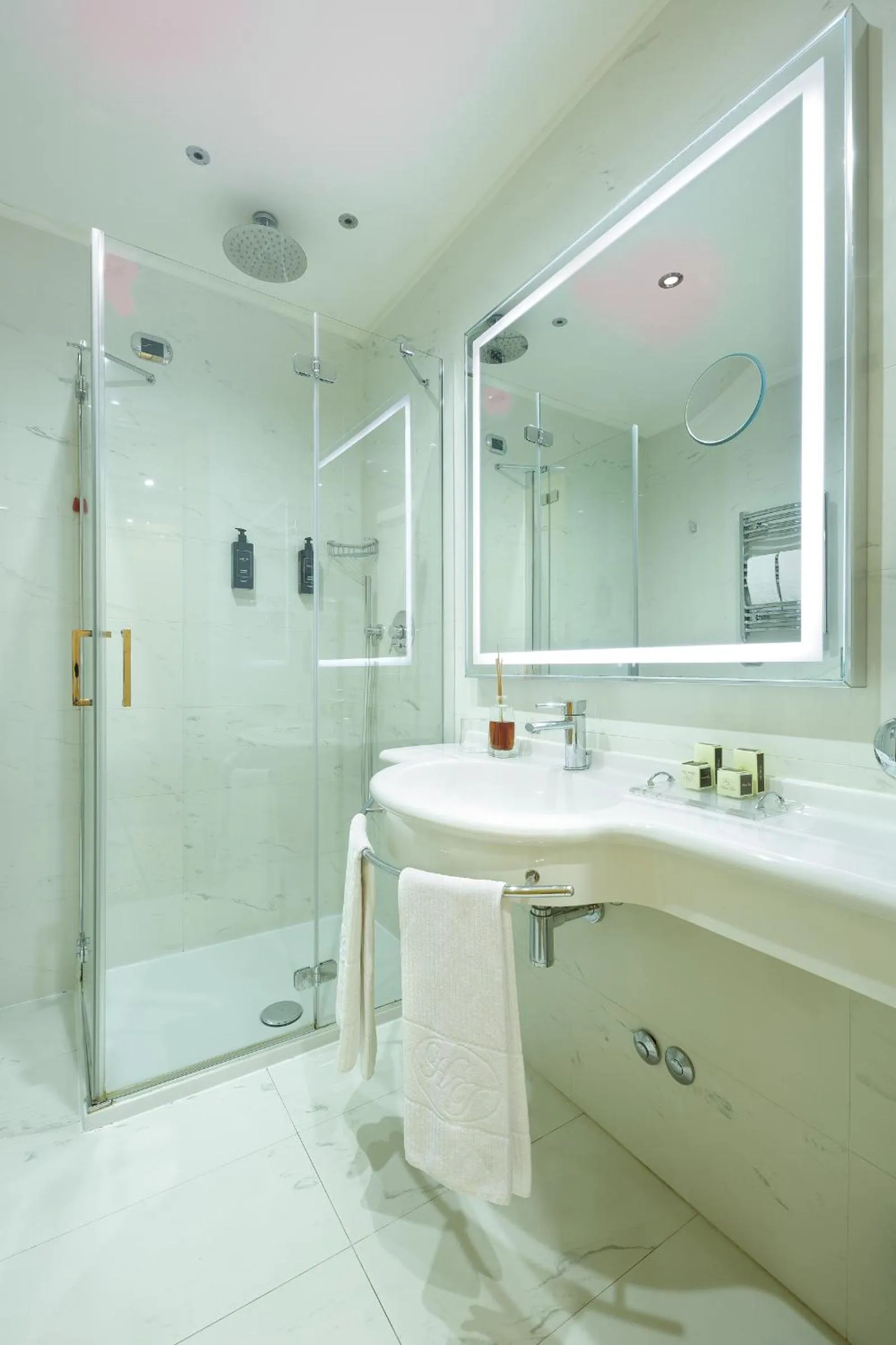 Shower in Hotel Teco