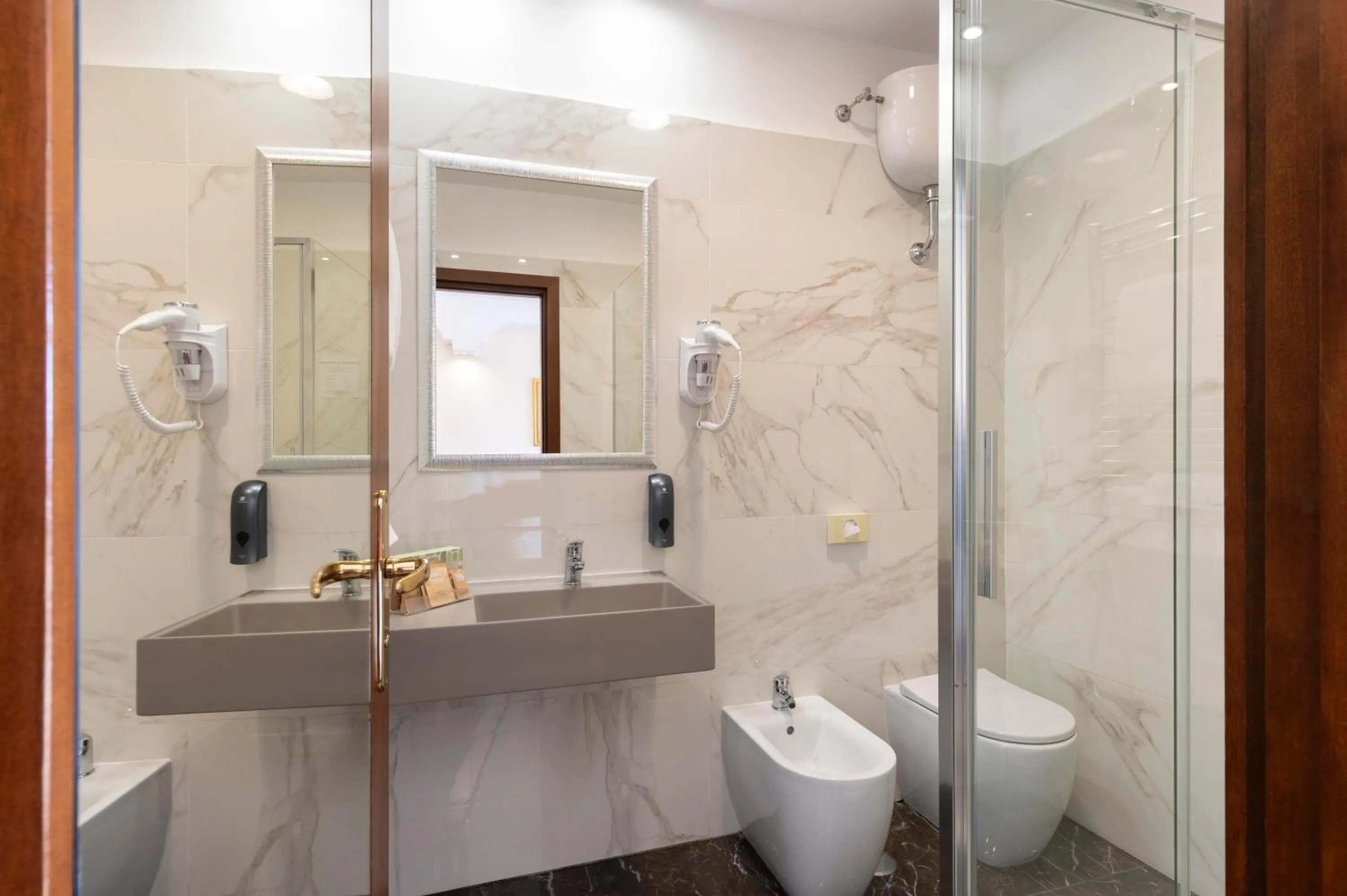 Shower in Hotel Hiberia