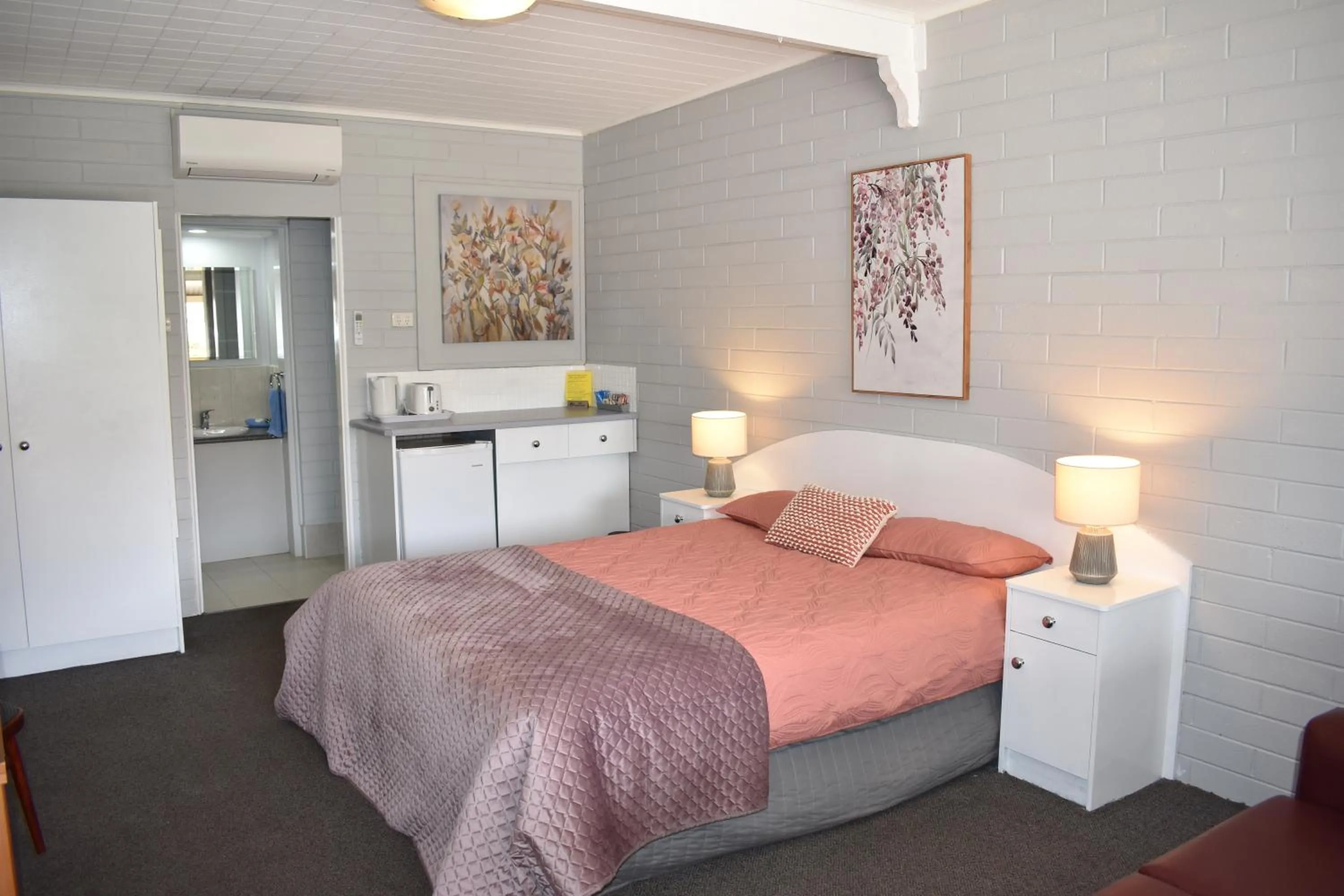 Bed in Peterborough Motel