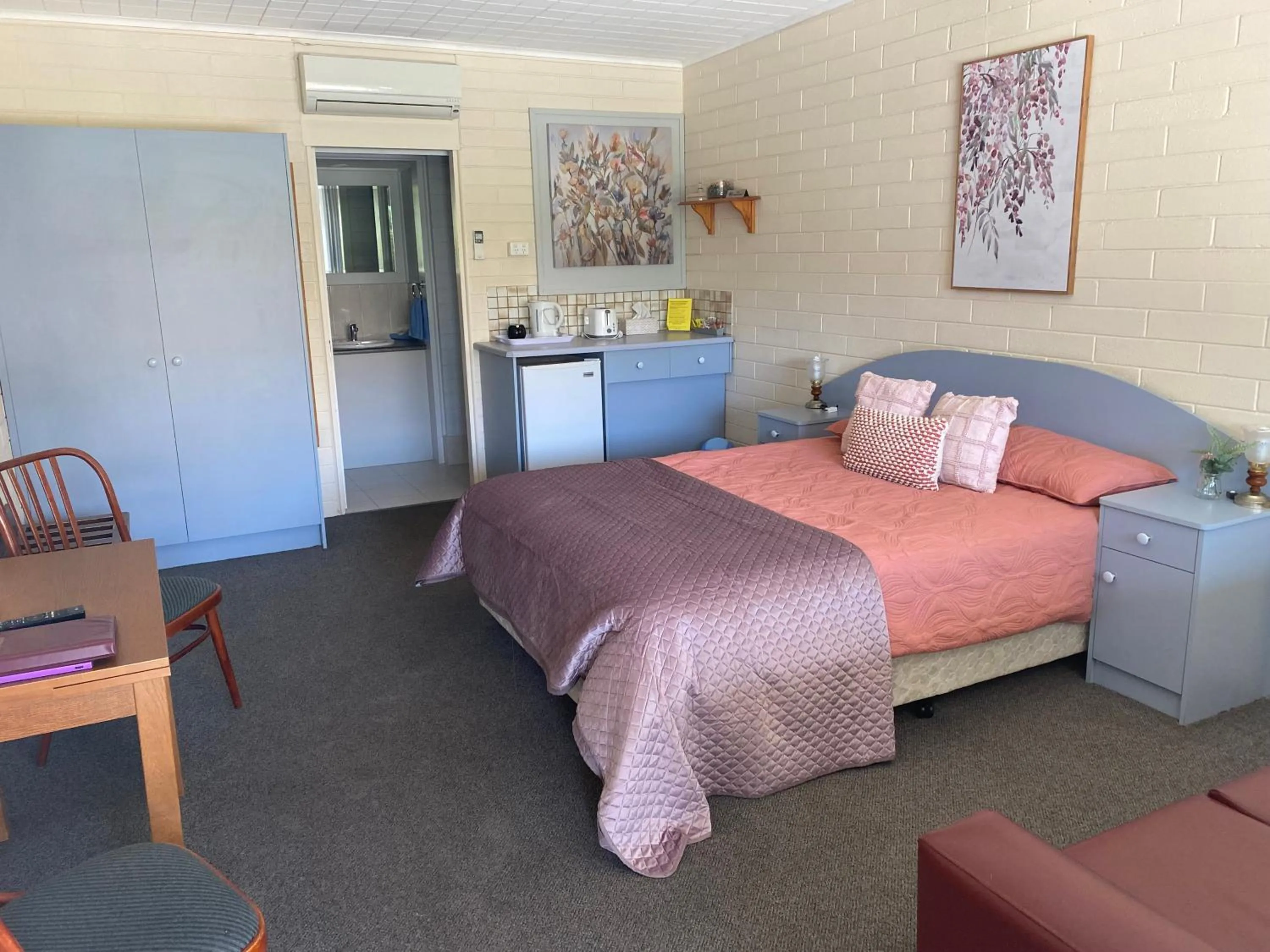 Bed in Peterborough Motel