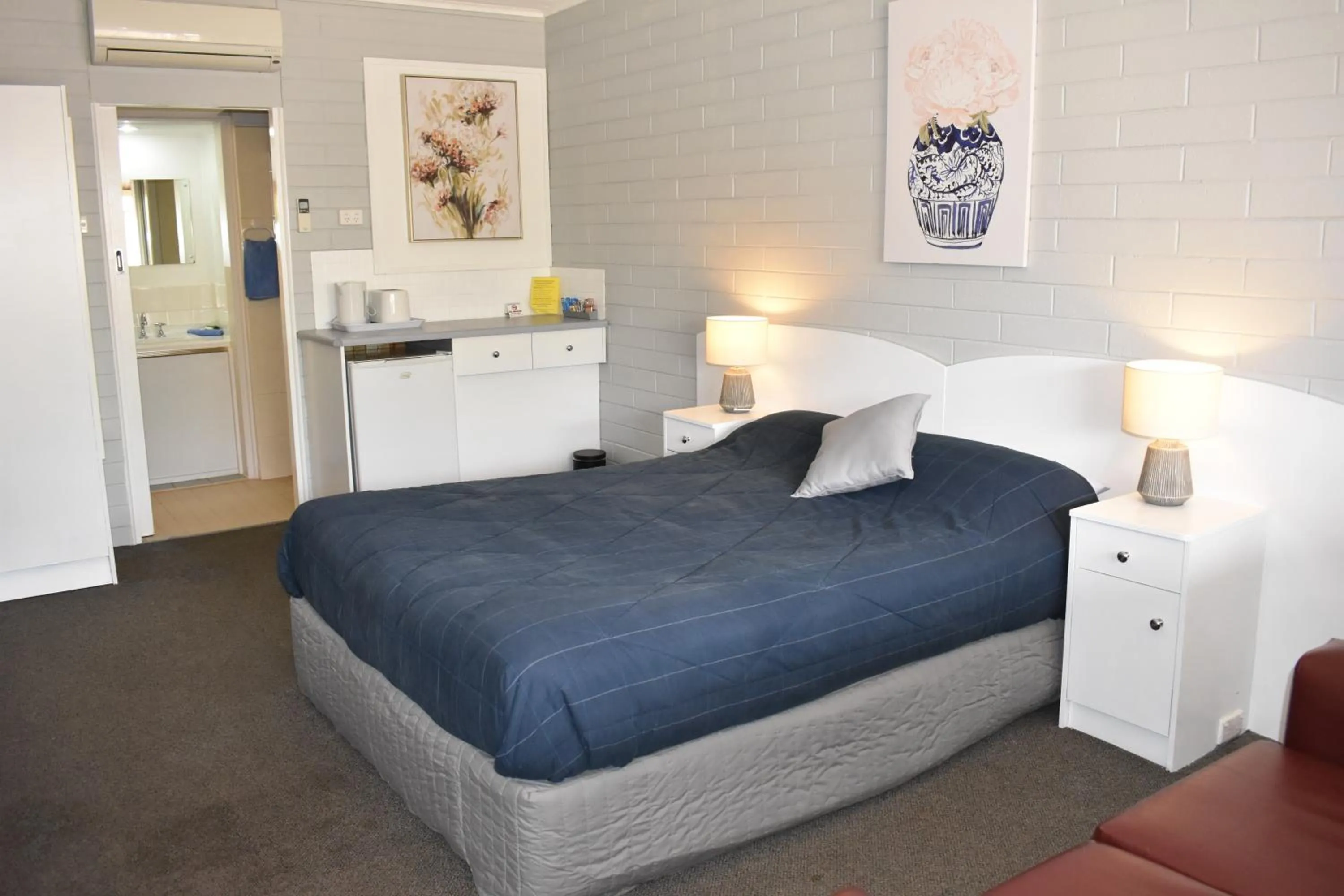 Bed in Peterborough Motel