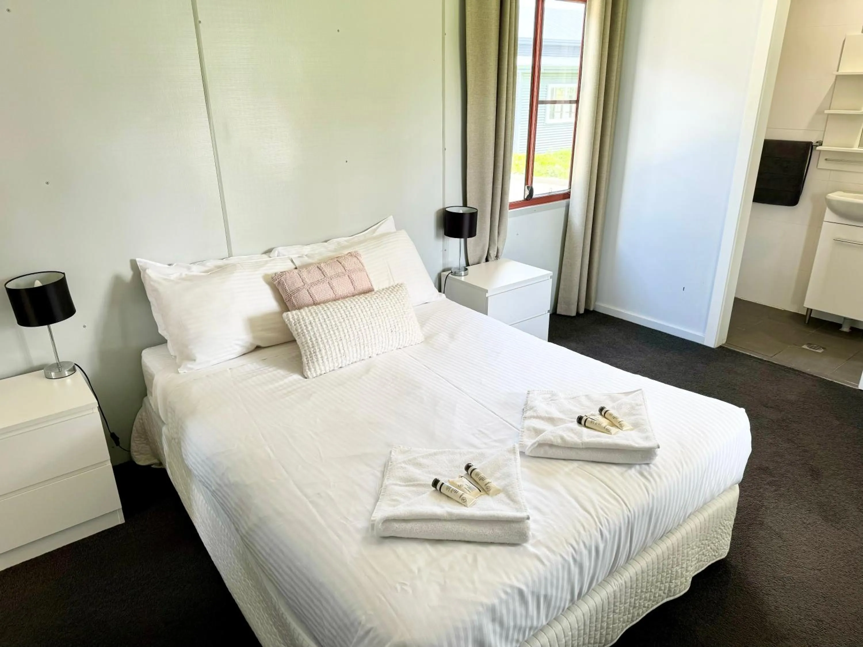 Bed in The Commercial Hotel Wallerawang