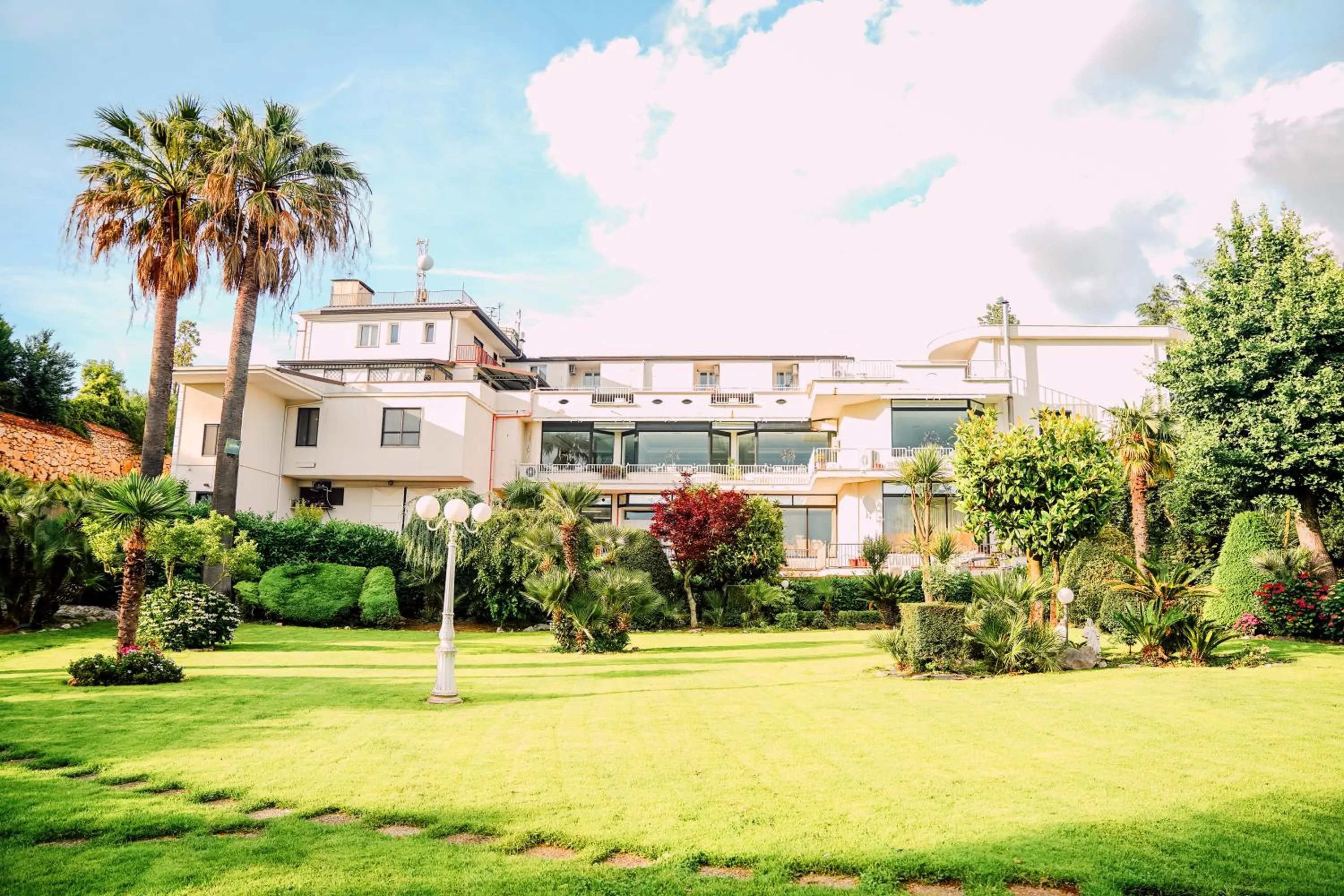 Property building in Hotel Ristorante Guardanapoli