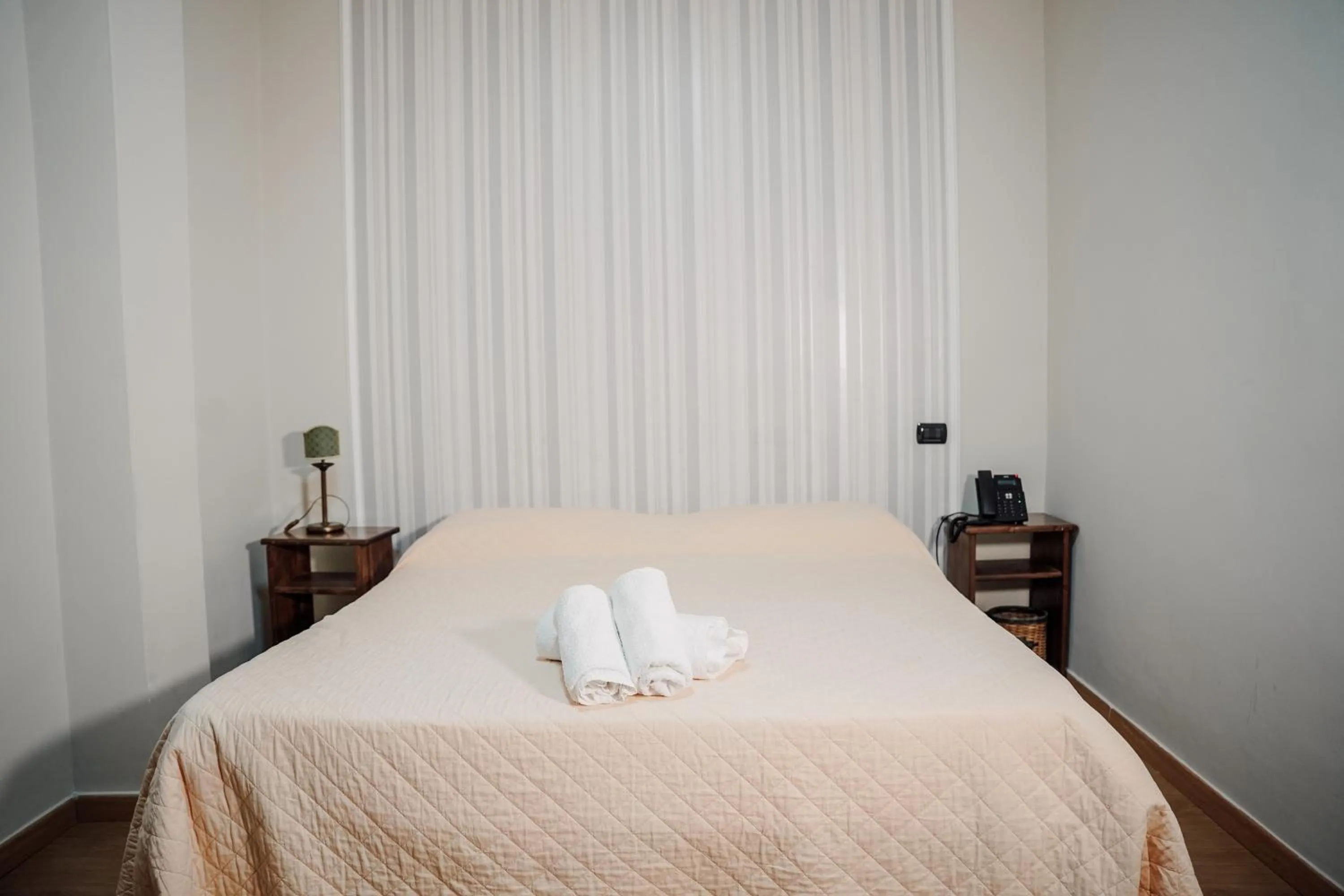 wedding, Bed in Hotel Ristorante Guardanapoli