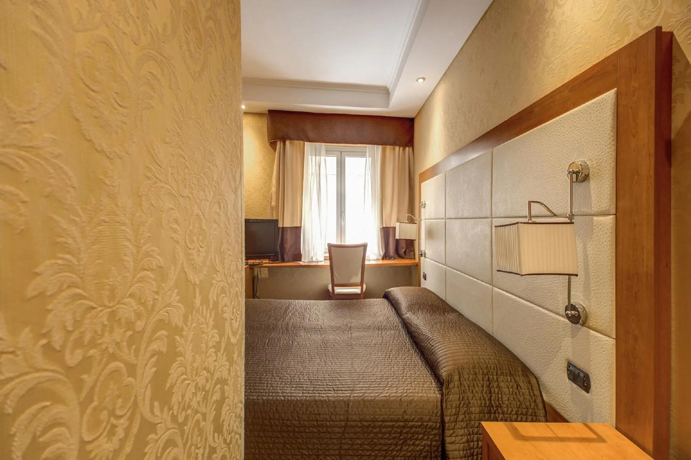 Photo of the whole room in 939 Hotel