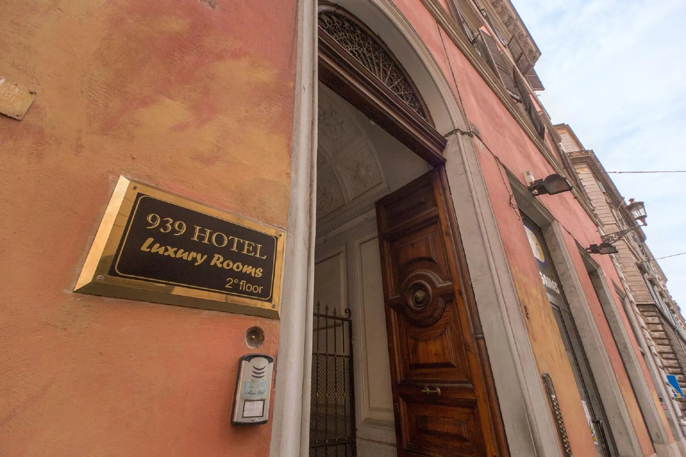 Facade/entrance in 939 Hotel