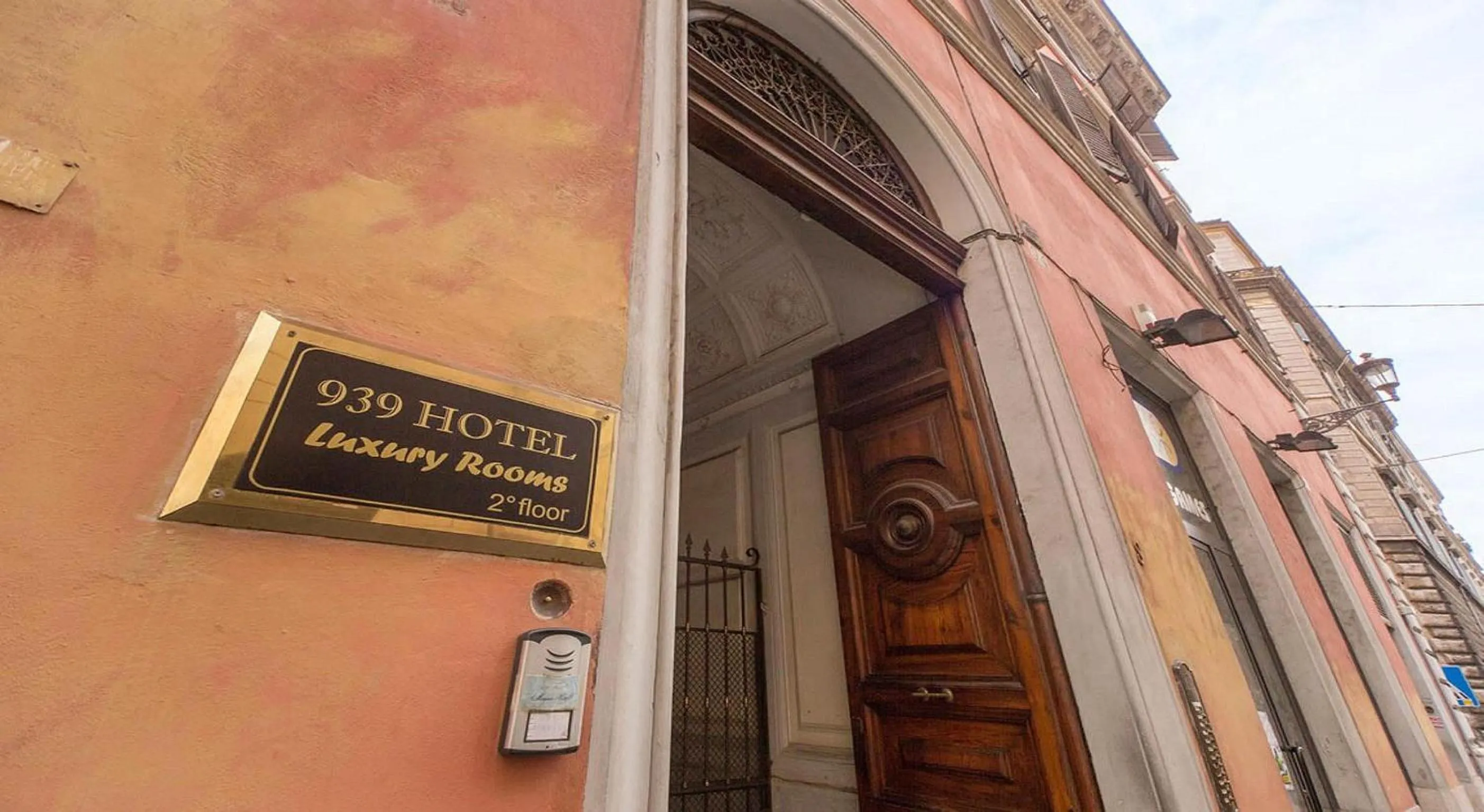 Facade/entrance in 939 Hotel