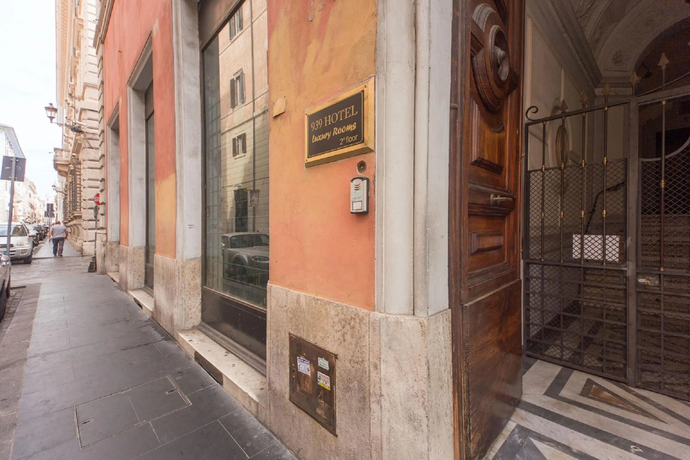 Facade/entrance in 939 Hotel